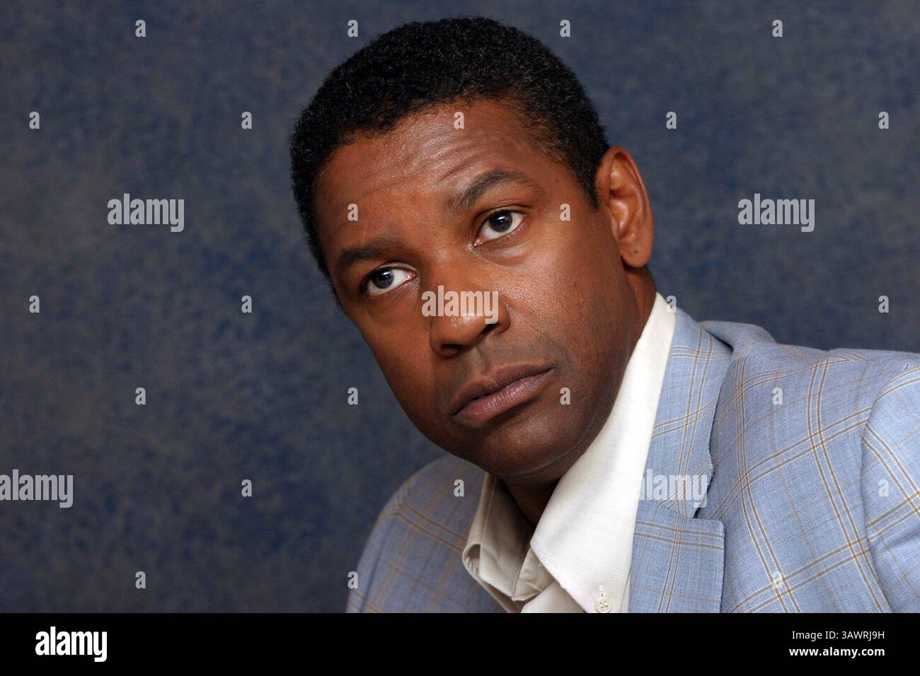 16 juillet 2004 - Hollywood, Californie, États-Unis - DENZEL WASHINGTON fait la promotion du candidat mandchurien Denzel Hayes Washington, Jr (né le 28 décembre 1954) est un acteur, réalisateur et producteur américain. Il a reçu trois Golden Globe Awards, un Tony Award et deux Academy Awards : meilleur acteur dans un second rôle pour le film dramatique de guerre historique Glory (1989) et meilleur acteur pour son rôle de flic corrompu dans le thriller crime Training Day (2001). Washington a reçu beaucoup d'éloges de la critique pour son travail cinématographique depuis les années 1980, y compris ses représentations de personnages réels tels que South African an Banque D'Images