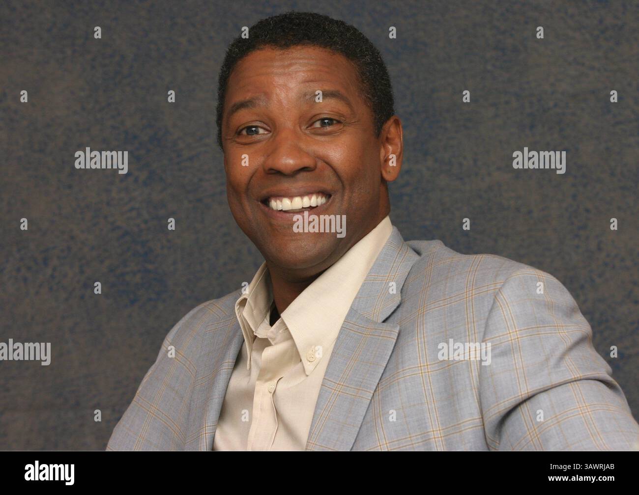 16 juillet 2004 - Hollywood, Californie, États-Unis - DENZEL WASHINGTON fait la promotion du candidat mandchurien Denzel Hayes Washington, Jr (né le 28 décembre 1954) est un acteur, réalisateur et producteur américain. Il a reçu trois Golden Globe Awards, un Tony Award et deux Academy Awards : meilleur acteur dans un second rôle pour le film dramatique de guerre historique Glory (1989) et meilleur acteur pour son rôle de flic corrompu dans le thriller crime Training Day (2001). Washington a reçu beaucoup d'éloges de la critique pour son travail cinématographique depuis les années 1980, y compris ses représentations de personnages réels tels que South African an Banque D'Images