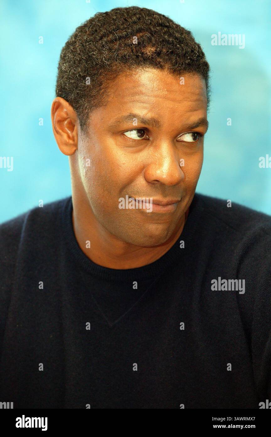 7 septembre 2003 - Toronto, Canada - DENZEL WASHINGTON fait la promotion de Out of Time au Festival du film de Toronto. Denzel Hayes Washington, Jr. (né le 28 décembre 1954) est un acteur, réalisateur et producteur américain. Il a reçu trois Golden Globe Awards, un Tony Award et deux Academy Awards : meilleur acteur dans un second rôle pour le film dramatique de guerre historique Glory (1989) et meilleur acteur pour son rôle de flic corrompu dans le thriller crime Training Day (2001). Washington a reçu beaucoup d'éloges de la critique pour son travail cinématographique depuis les années 1980, y compris ses représentations de personnages réels tels que South Banque D'Images