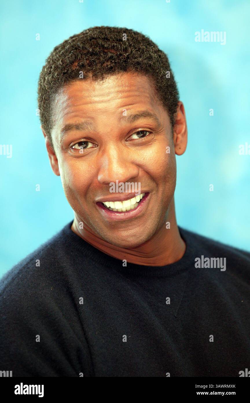 7 septembre 2003 - Toronto, Canada - DENZEL WASHINGTON fait la promotion de Out of Time au Festival du film de Toronto. Denzel Hayes Washington, Jr. (né le 28 décembre 1954) est un acteur, réalisateur et producteur américain. Il a reçu trois Golden Globe Awards, un Tony Award et deux Academy Awards : meilleur acteur dans un second rôle pour le film dramatique de guerre historique Glory (1989) et meilleur acteur pour son rôle de flic corrompu dans le thriller crime Training Day (2001). Washington a reçu beaucoup d'éloges de la critique pour son travail cinématographique depuis les années 1980, y compris ses représentations de personnages réels tels que South Banque D'Images