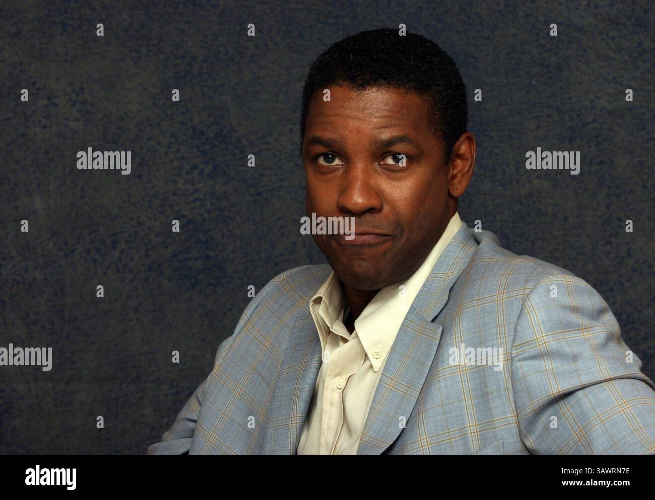 16 juillet 2004 - Hollywood, Californie, États-Unis - DENZEL WASHINGTON fait la promotion du candidat mandchurien Denzel Hayes Washington, Jr (né le 28 décembre 1954) est un acteur, réalisateur et producteur américain. Il a reçu trois Golden Globe Awards, un Tony Award et deux Academy Awards : meilleur acteur dans un second rôle pour le film dramatique de guerre historique Glory (1989) et meilleur acteur pour son rôle de flic corrompu dans le thriller crime Training Day (2001). Washington a reçu beaucoup d'éloges de la critique pour son travail cinématographique depuis les années 1980, y compris ses représentations de personnages réels tels que South African an Banque D'Images