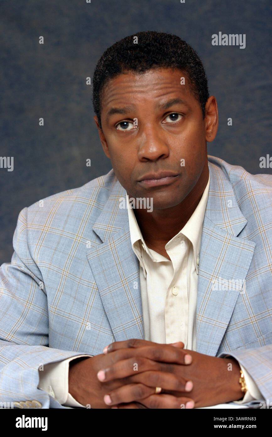 16 juillet 2004 - Hollywood, Californie, États-Unis - DENZEL WASHINGTON fait la promotion du candidat mandchurien Denzel Hayes Washington, Jr (né le 28 décembre 1954) est un acteur, réalisateur et producteur américain. Il a reçu trois Golden Globe Awards, un Tony Award et deux Academy Awards : meilleur acteur dans un second rôle pour le film dramatique de guerre historique Glory (1989) et meilleur acteur pour son rôle de flic corrompu dans le thriller crime Training Day (2001). Washington a reçu beaucoup d'éloges de la critique pour son travail cinématographique depuis les années 1980, y compris ses représentations de personnages réels tels que South African an Banque D'Images