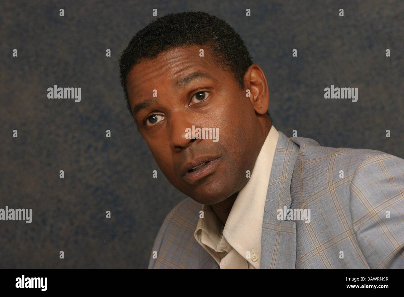 16 juillet 2004 - Hollywood, Californie, États-Unis - DENZEL WASHINGTON fait la promotion du candidat mandchurien Denzel Hayes Washington, Jr (né le 28 décembre 1954) est un acteur, réalisateur et producteur américain. Il a reçu trois Golden Globe Awards, un Tony Award et deux Academy Awards : meilleur acteur dans un second rôle pour le film dramatique de guerre historique Glory (1989) et meilleur acteur pour son rôle de flic corrompu dans le thriller crime Training Day (2001). Washington a reçu beaucoup d'éloges de la critique pour son travail cinématographique depuis les années 1980, y compris ses représentations de personnages réels tels que South African an Banque D'Images