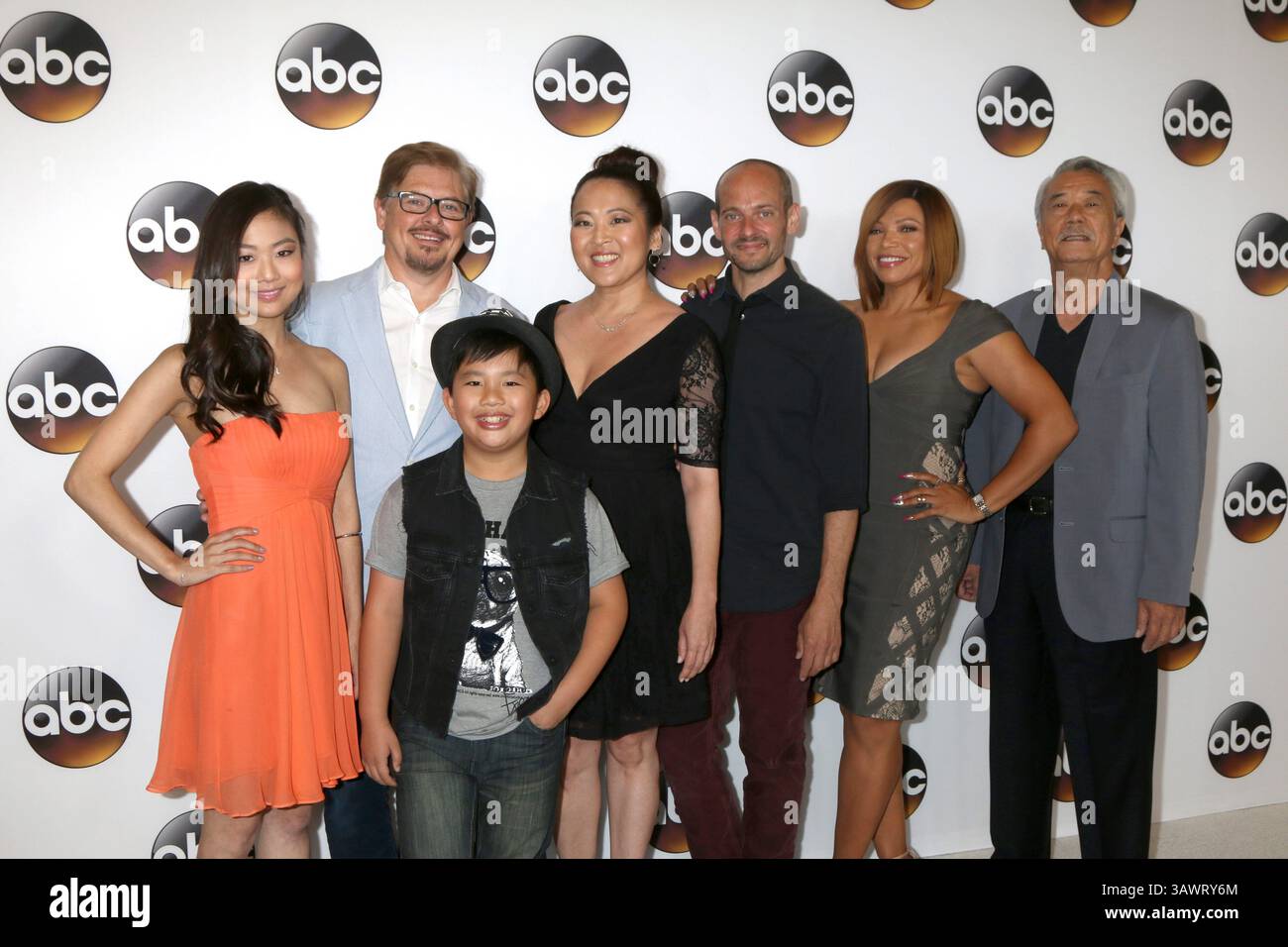 4 août 2016 - Beverly Hills, CA, États-Unis - LOS ANGELES - 4 août : Krista Yu, Dave Foley, Albert Tsai, Suzy Nakamura, Jonathan Slavin, Tisha Campbell-Martin, Dana Lee à la soirée ABC TCA Summer 2016 au Beverly Hilton Hotel le 4 août 2016 à Beverly Hills, CA (crédit image : © Kathy Hutchins/Newscom via ZUMA Press) Banque D'Images