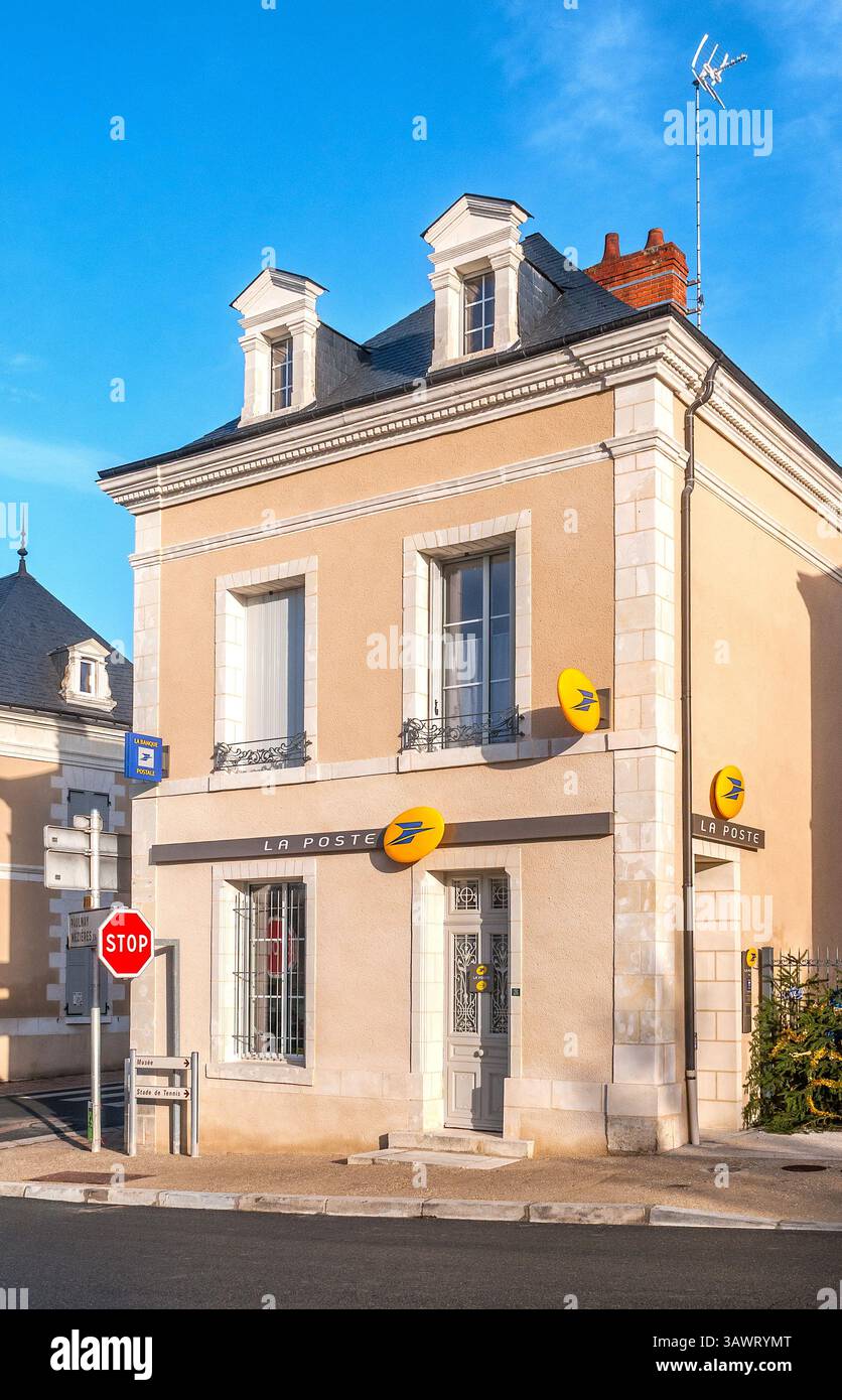 Extérieur et signalisation de la poste (bureau de poste) - Martizay, Indre (36), France. Banque D'Images
