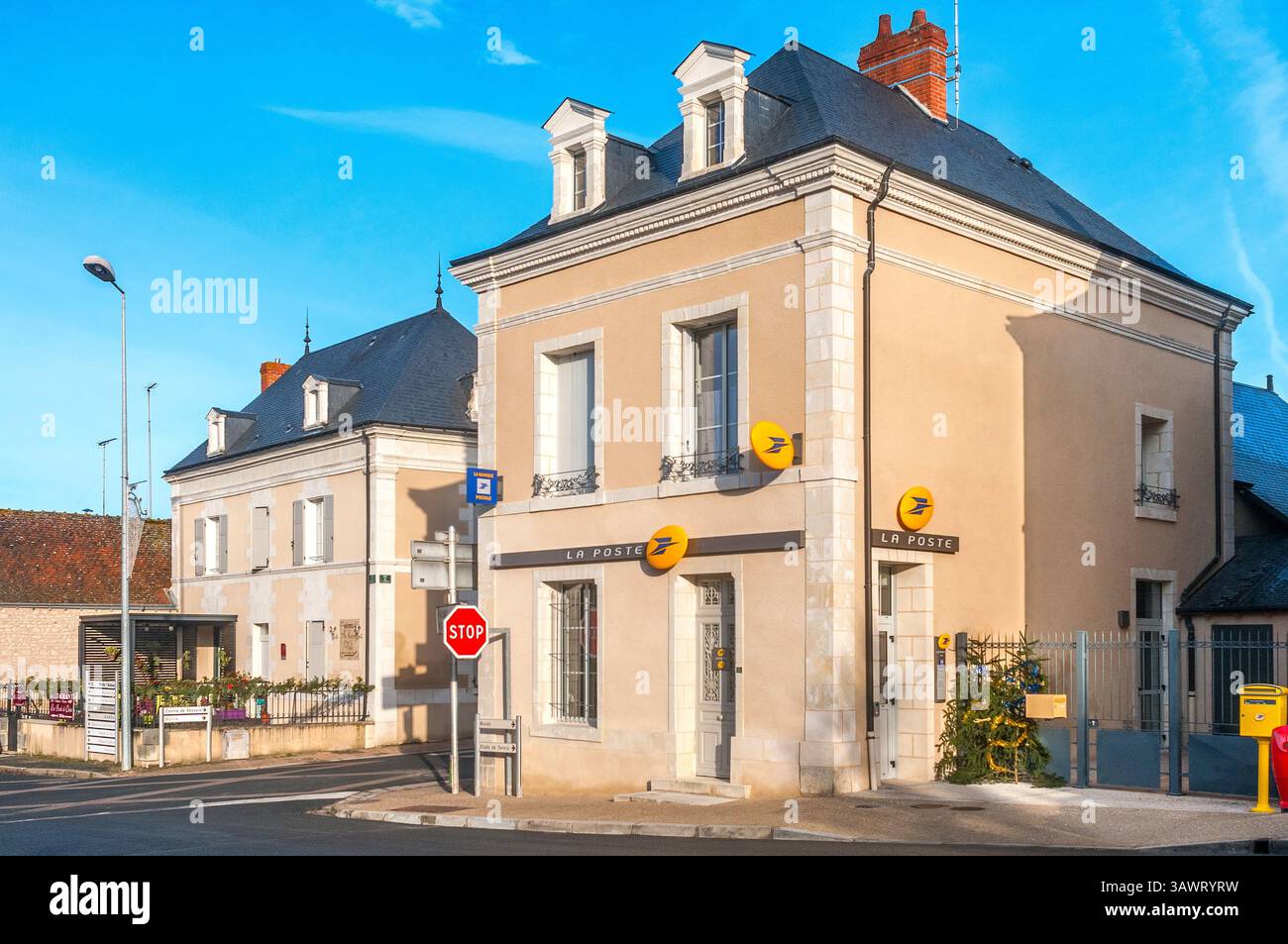 Extérieur et signalisation de la poste (bureau de poste) - Martizay, Indre (36), France. Banque D'Images