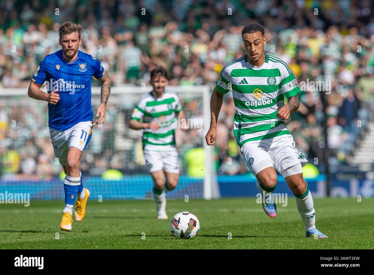 Glasgow, Écosse, Royaume-Uni. 20 avril 2025. St Johnstone a joué au Celtic FC à Hampden Park, Glasgow, en Écosse, en demi-finale de la Coupe d'Écosse masculine. Le score final était St Johnstone 0 - 5 celtique. Celtic passe en finale et joue Aberdeen. Adam Idah (C9) en course vers les buts de St Johnstone poursuivi par Graham Carey (SJ 11) crédit : Findlay/Alamy Live News crédit : Findlay/Alamy Live News Banque D'Images