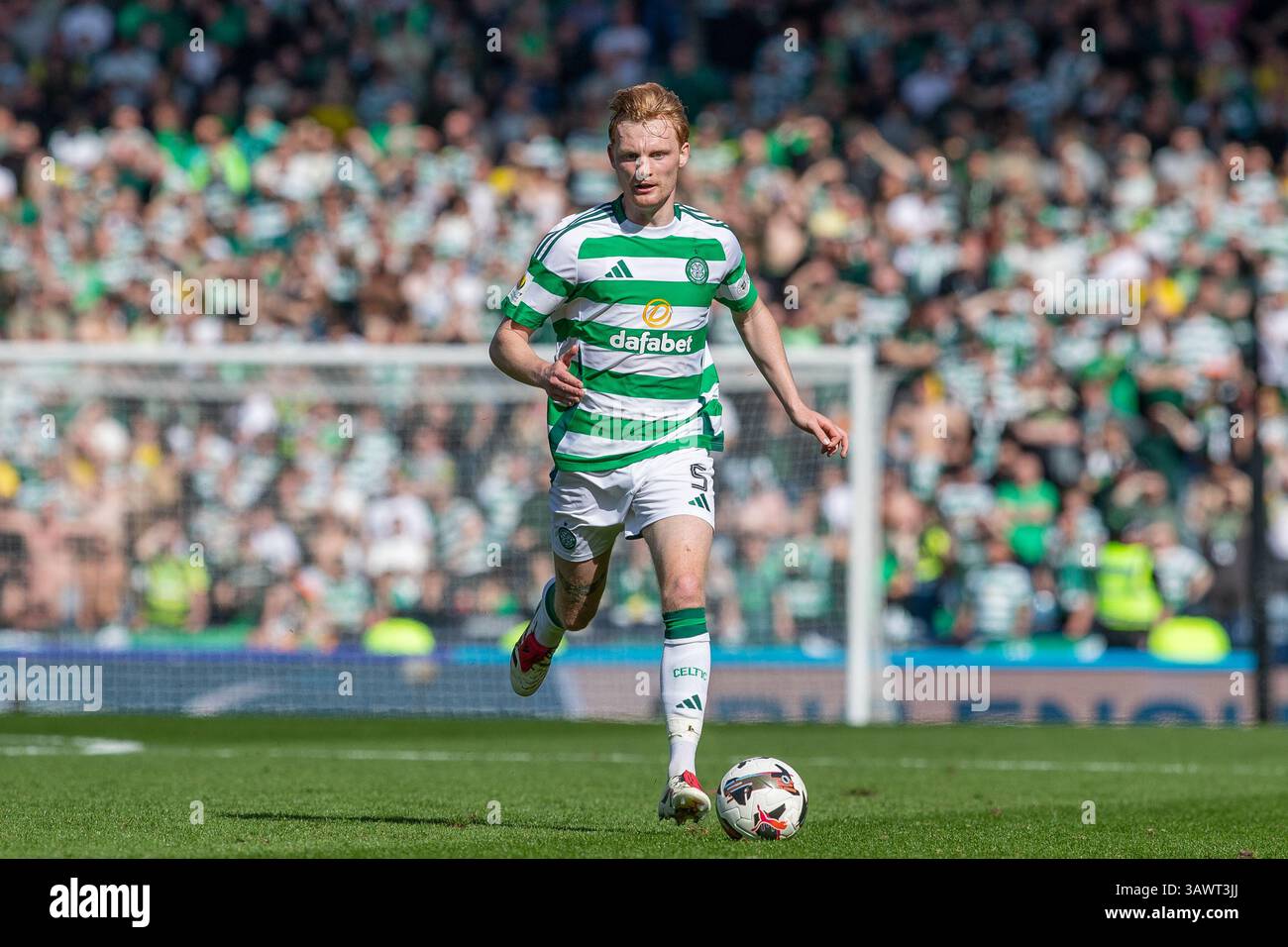 Glasgow, Écosse, Royaume-Uni. 20 avril 2025. St Johnstone a joué au Celtic FC à Hampden Park, Glasgow, en Écosse, en demi-finale de la Coupe d'Écosse masculine. Le score final était St Johnstone 0 - 5 celtique. Celtic passe en finale et joue Aberdeen. Image de Liam Scales ( C5) courant vers les buts de St Johnstone. Crédit : Findlay/Alamy Live News crédit : Findlay/Alamy Live News Banque D'Images