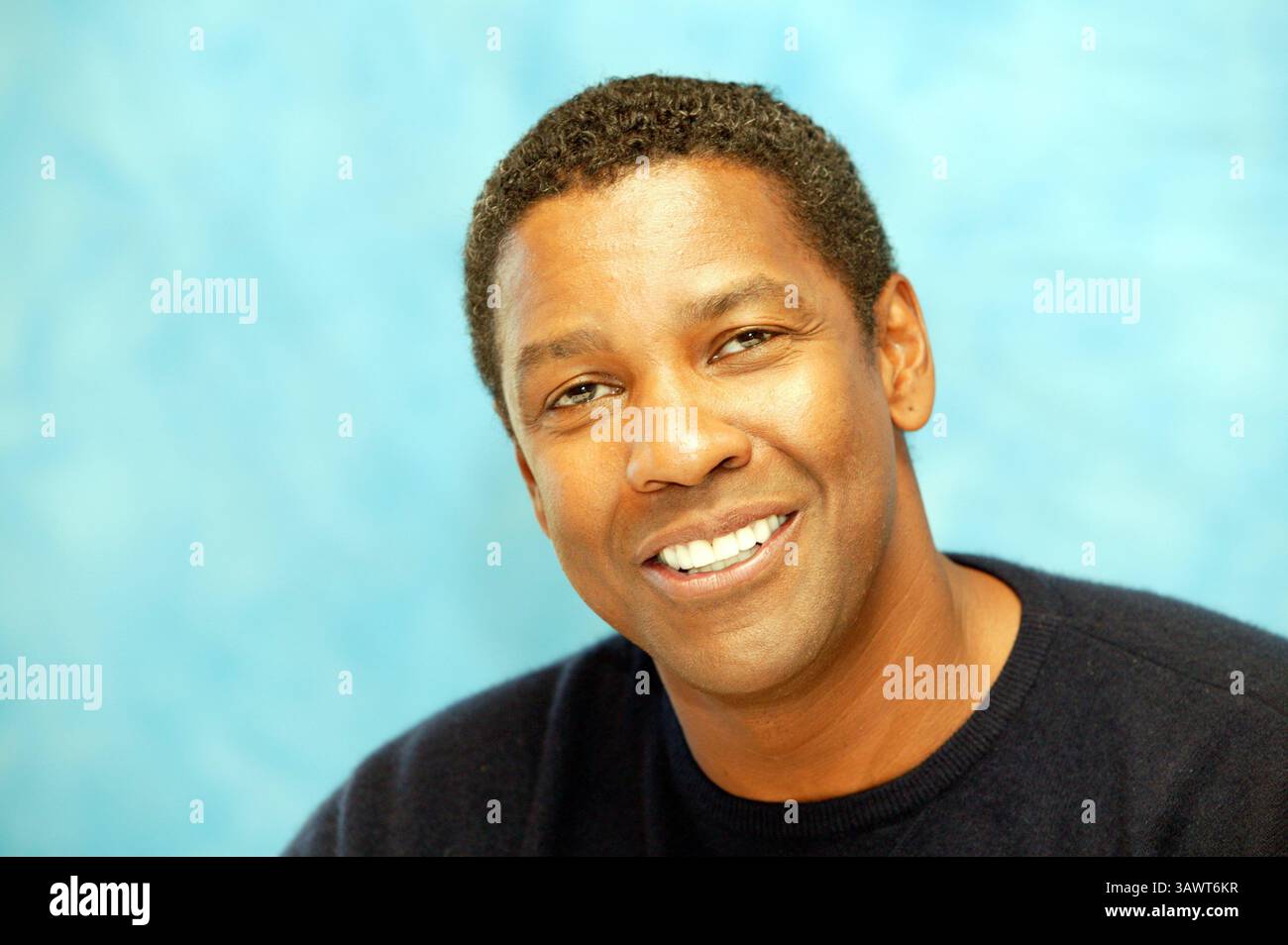 7 septembre 2003 - Toronto, Canada - DENZEL WASHINGTON fait la promotion de Out of Time au Festival du film de Toronto. Denzel Hayes Washington, Jr. (né le 28 décembre 1954) est un acteur, réalisateur et producteur américain. Il a reçu trois Golden Globe Awards, un Tony Award et deux Academy Awards : meilleur acteur dans un second rôle pour le film dramatique de guerre historique Glory (1989) et meilleur acteur pour son rôle de flic corrompu dans le thriller crime Training Day (2001). Washington a reçu beaucoup d'éloges de la critique pour son travail cinématographique depuis les années 1980, y compris ses représentations de personnages réels tels que South Banque D'Images