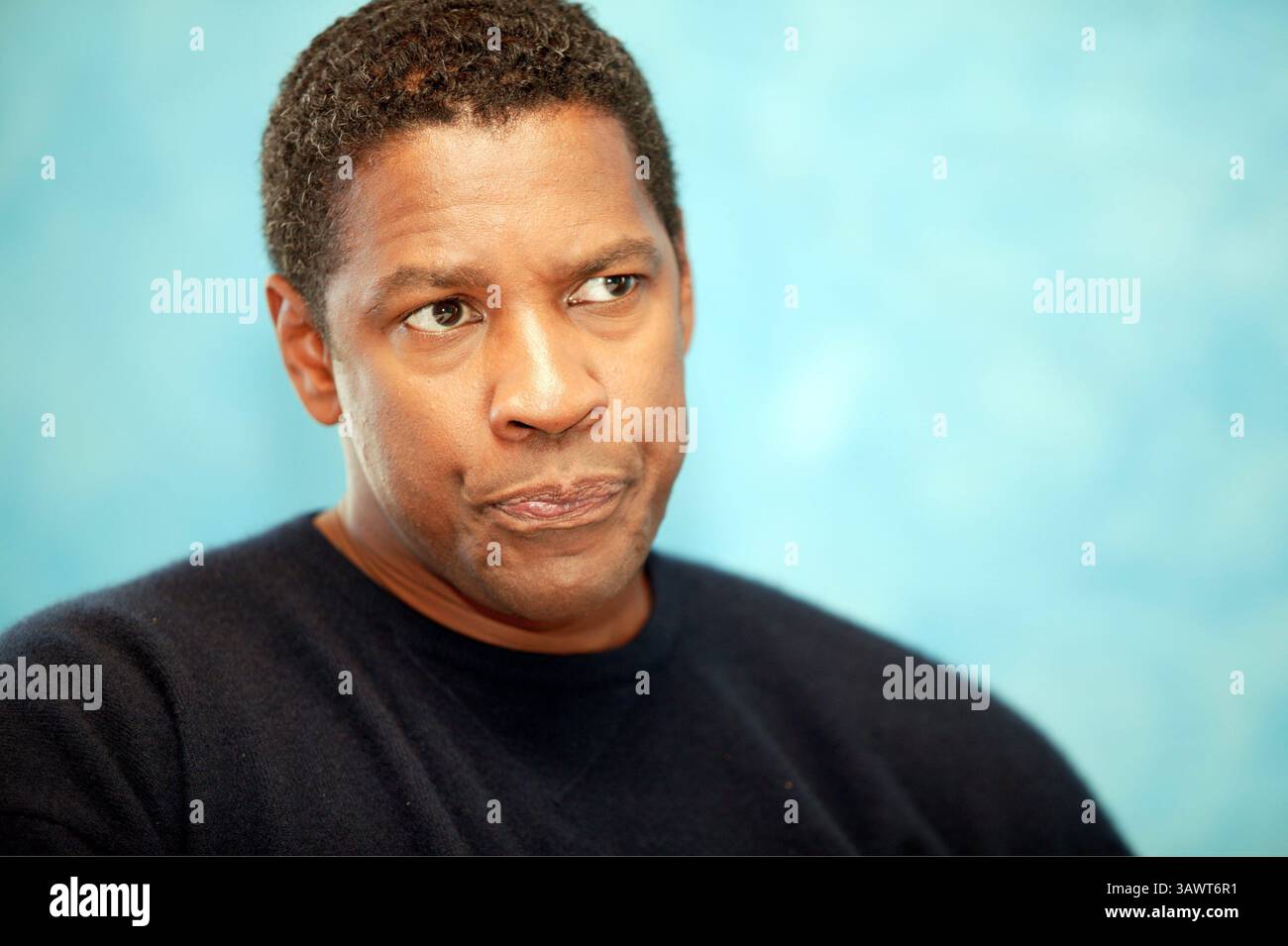 7 septembre 2003 - Toronto, Canada - DENZEL WASHINGTON fait la promotion de Out of Time au Festival du film de Toronto. Denzel Hayes Washington, Jr. (né le 28 décembre 1954) est un acteur, réalisateur et producteur américain. Il a reçu trois Golden Globe Awards, un Tony Award et deux Academy Awards : meilleur acteur dans un second rôle pour le film dramatique de guerre historique Glory (1989) et meilleur acteur pour son rôle de flic corrompu dans le thriller crime Training Day (2001). Washington a reçu beaucoup d'éloges de la critique pour son travail cinématographique depuis les années 1980, y compris ses représentations de personnages réels tels que South Banque D'Images