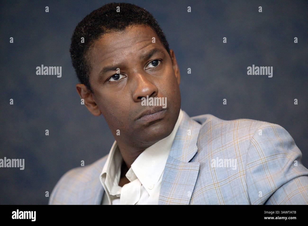16 juillet 2004 - Hollywood, Californie, États-Unis - DENZEL WASHINGTON fait la promotion du candidat mandchurien Denzel Hayes Washington, Jr (né le 28 décembre 1954) est un acteur, réalisateur et producteur américain. Il a reçu trois Golden Globe Awards, un Tony Award et deux Academy Awards : meilleur acteur dans un second rôle pour le film dramatique de guerre historique Glory (1989) et meilleur acteur pour son rôle de flic corrompu dans le thriller crime Training Day (2001). Washington a reçu beaucoup d'éloges de la critique pour son travail cinématographique depuis les années 1980, y compris ses représentations de personnages réels tels que South African an Banque D'Images