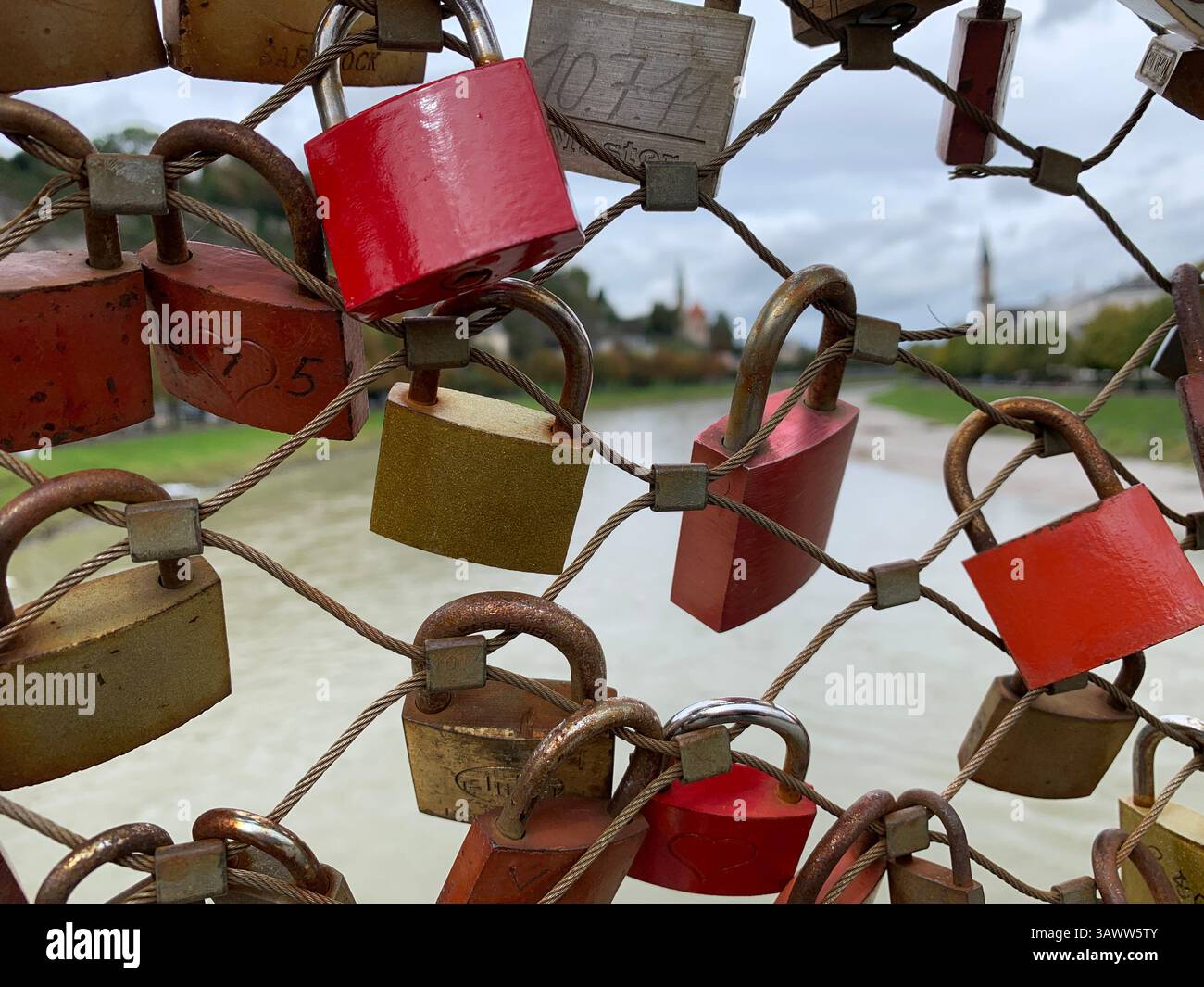 Salzbourg, Autriche - 27 septembre 2022 : cadenas Lovers sur la main courante d'un pont à Salzbourg, Autriche. Banque D'Images
