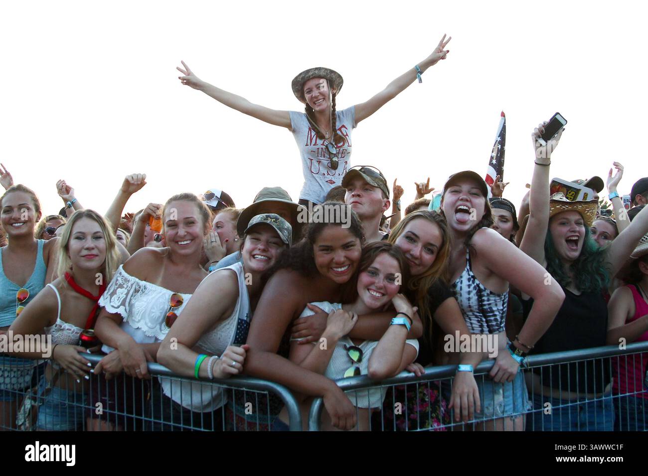 22 juillet 2016 - Twin Lakes, Wisconsin, États-Unis - les fans réagissent pendant le Country Thunder Music Festival - jour 2. (Crédit image : © Debby Wong via ZUMA Wire) Banque D'Images