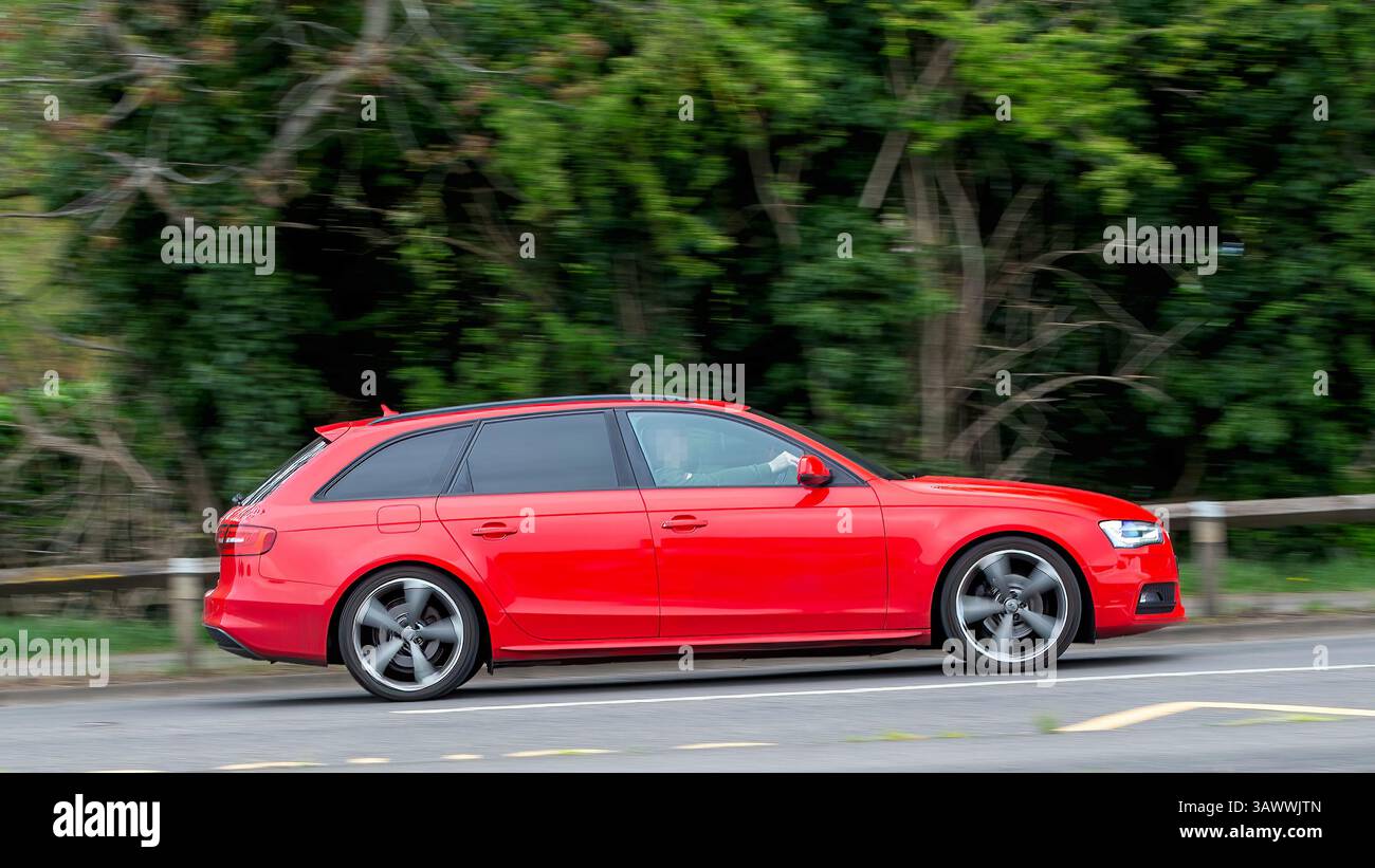Milton Keynes, Royaume-Uni - Apr. 9th 2025 : 2013 rouge Audi A4 break conduisant sur une route de campagne britannique Banque D'Images