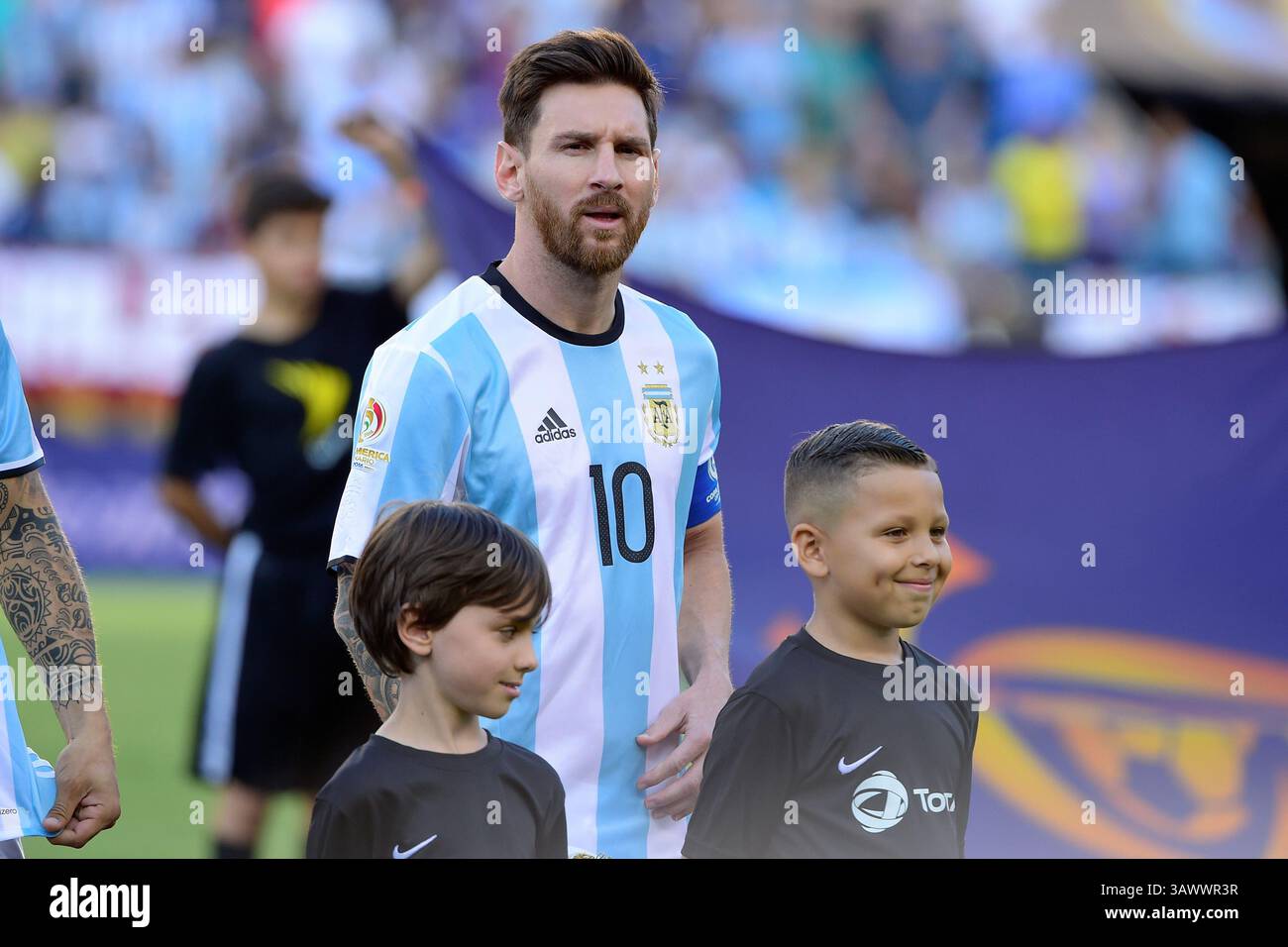 Samedi 18 juin 2016 : L'attaquant argentin Lionel Messi (10 ans) se tient sur le terrain pour les hymnes avant le début du match de quart de finale de Copa America Centenario entre l'Argentine et le Venezuela qui s'est tenu au stade Gillette à Foxborough, Massachusetts. L'Argentine bat le Venezuela 4-1. Eric Canha/CSM(image crédit : © Eric Canha/CSM via ZUMA Wire) Banque D'Images