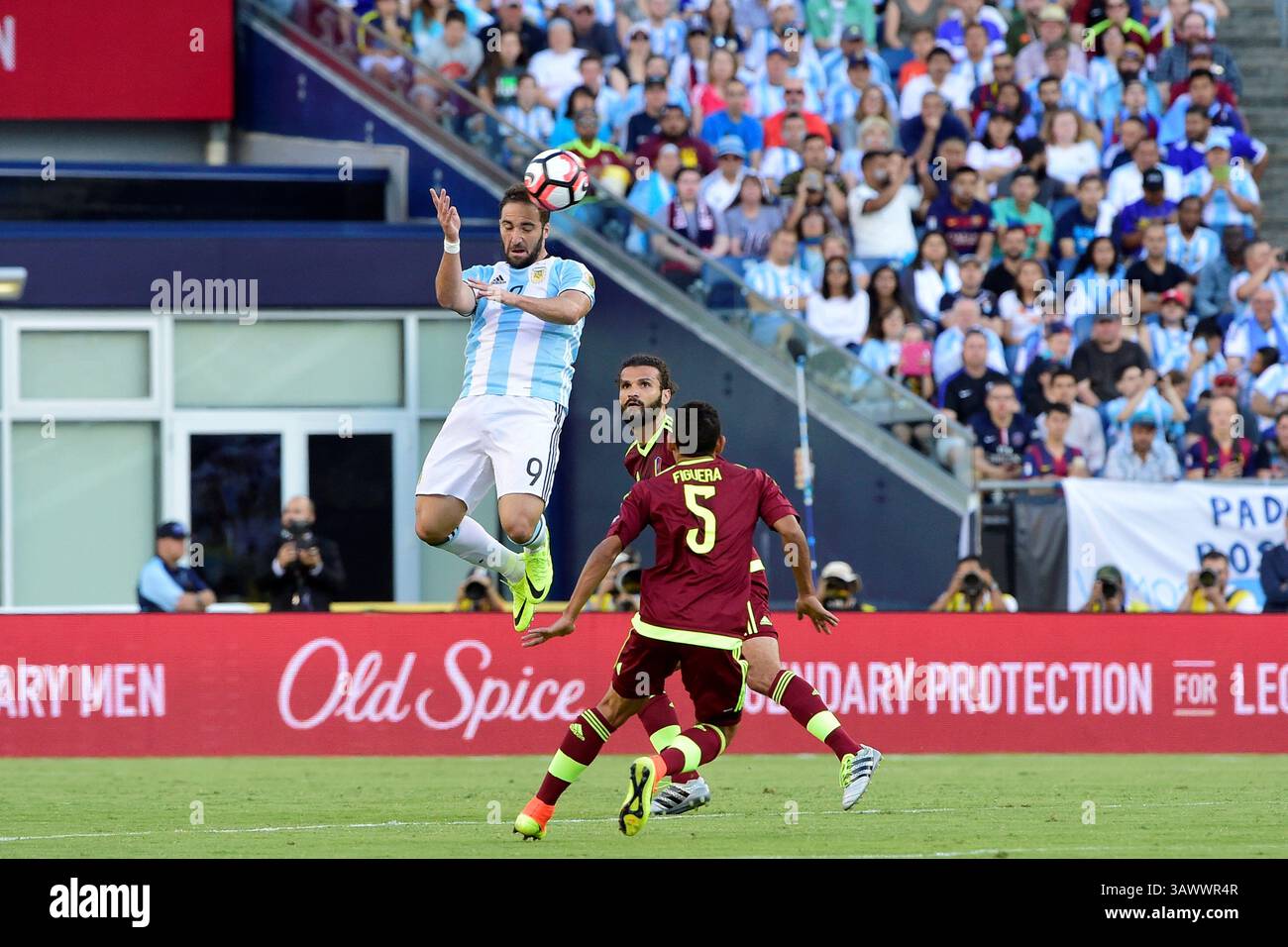 Samedi 18 juin 2016 : L'attaquant argentin Gonzalo Higuain (9 ans) est en tête du ballon lors du match de quart de finale de Copa America Centenario entre l'Argentine et le Venezuela qui s'est tenu au stade Gillette à Foxborough, Massachusetts. L'Argentine bat le Venezuela 4-1. Eric Canha/CSM(image crédit : © Eric Canha/CSM via ZUMA Wire) Banque D'Images