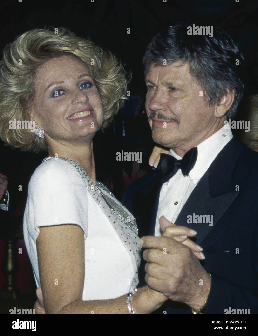 16 mai 1987 - Washington, District de Columbia, U. S - les stars de cinéma Charles Bronson et sa femme Jill Ireland dansent ensemble au dîner de gala de gala de la American cancer Society Ball Benefit à Washington DC. (Crédit image : © Mark Reinstein via ZUMA Wire) Banque D'Images