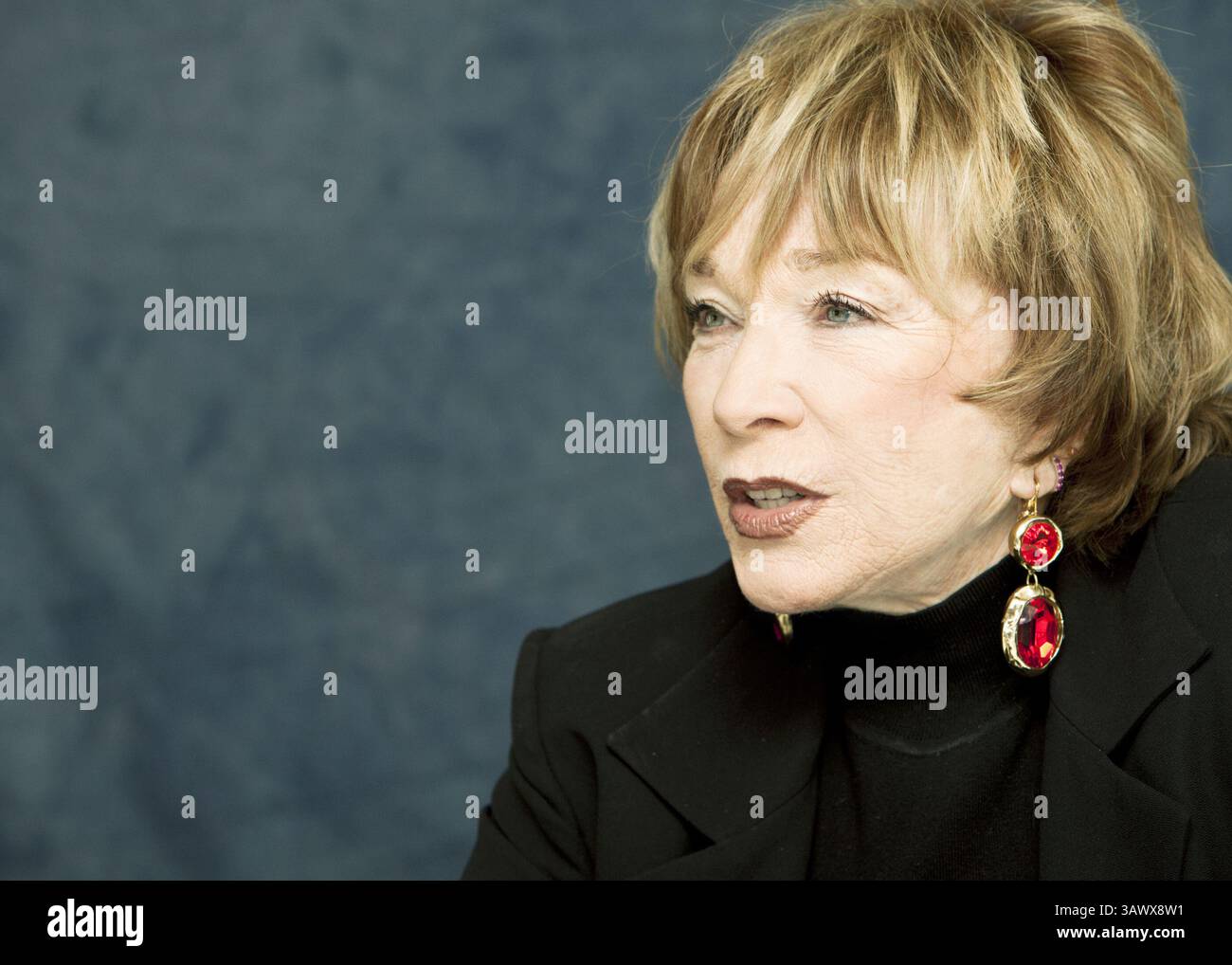 13 janvier 2010 - Hollywood, Californie, États-Unis - SHIRLEY MACLAINE promeut la Saint-Valentin Shirley MacLaine (née Shirley MacLean Beaty le 24 avril 1934) est une actrice, chanteuse, danseuse, activiste et auteure américaine de cinéma, télévision et théâtre. Lauréate d'un Academy Award, MacLaine a reçu le 40e AFI Life Achievement Award de l'American film Institute en 2012, et a reçu les Kennedy Center Honors pour sa contribution à la culture américaine à travers les arts de la scène en 2013. Elle est connue pour ses croyances New Age et s'intéresse à la spiritualité et à la réincarnation. Elle a écrit Banque D'Images