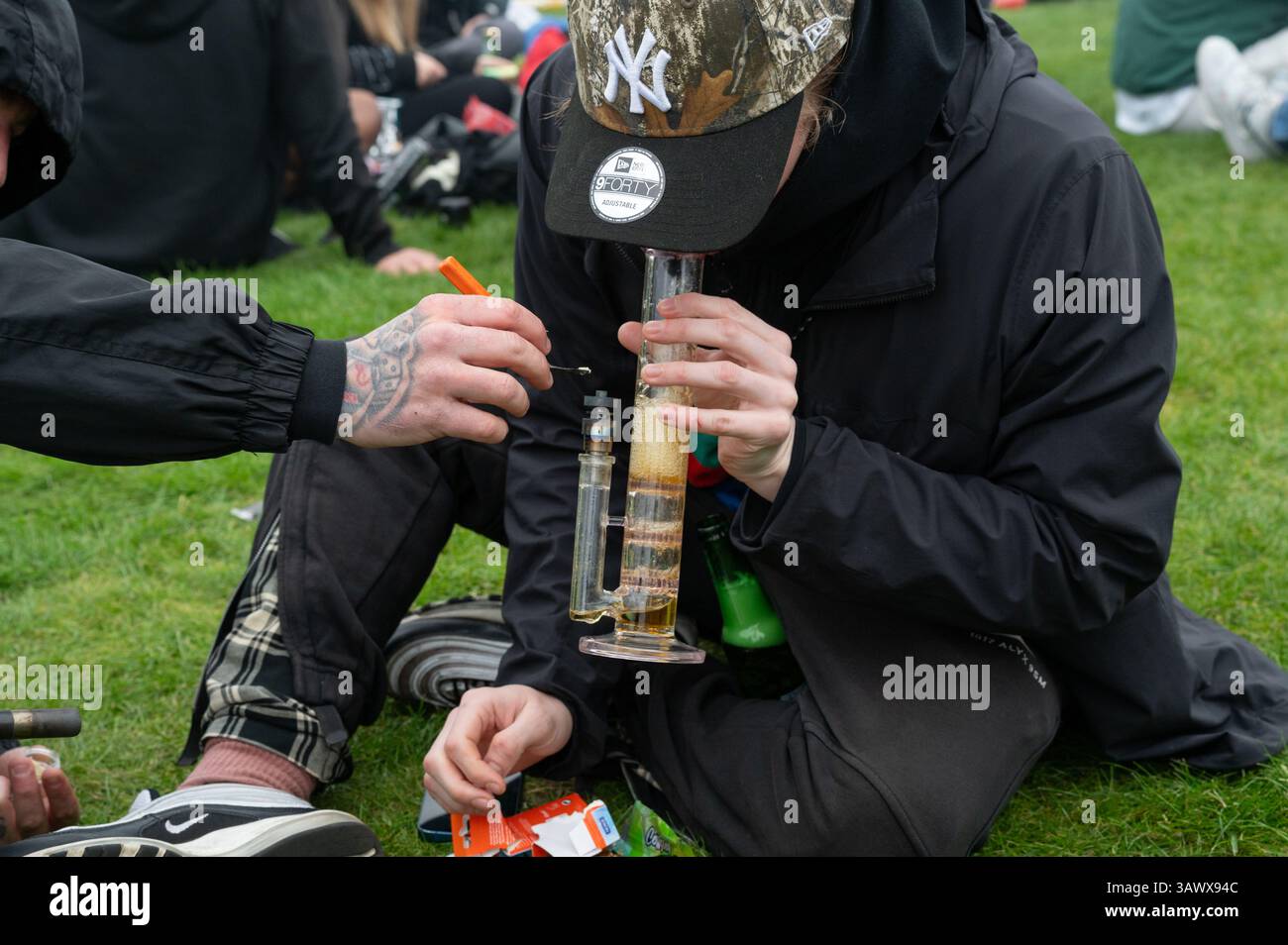 Londres, Royaume-Uni. 20 avril 2025. Des milliers de personnes se sont rassemblées à Hyde Park pour l’événement annuel 420, une tradition de longue date et une manifestation prônant la légalisation du cannabis. Pendant des années, Hyde Park est devenu le point focal le 20 avril pour les amateurs de cannabis et les activistes pour exprimer leurs appels à une réforme de la loi. Malgré les avertissements des parcs royaux et une présence policière visible, la foule se réunit pour des discours, de la musique et une « fumée » de masse à 16h20. Le rassemblement souligne le débat en cours autour de la politique du cannabis au Royaume-Uni. Crédit : Andrea Domeniconi/Alamy Live News Banque D'Images