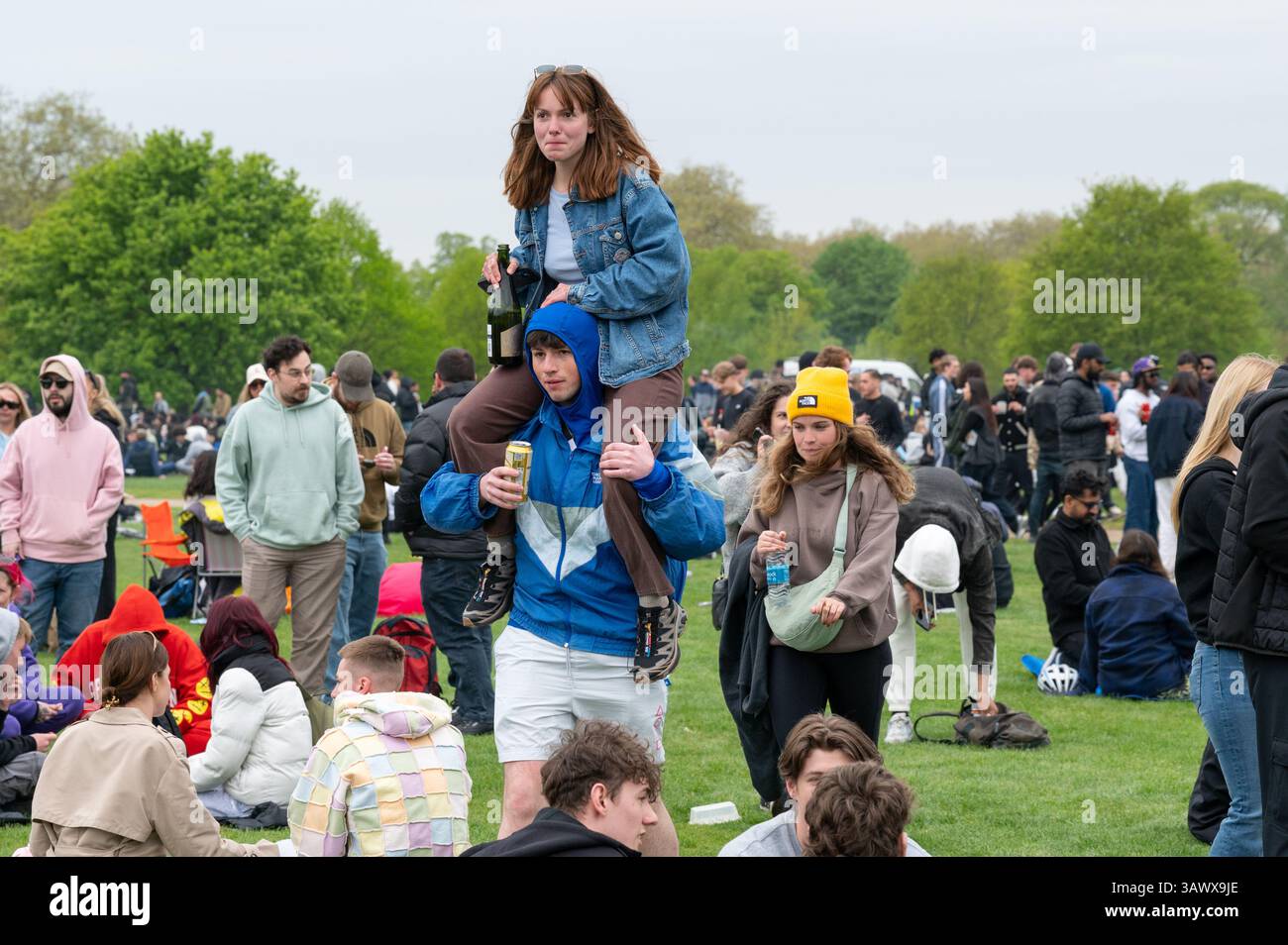 Londres, Royaume-Uni. 20 avril 2025. Des milliers de personnes se sont rassemblées à Hyde Park pour l’événement annuel 420, une tradition de longue date et une manifestation prônant la légalisation du cannabis. Pendant des années, Hyde Park est devenu le point focal le 20 avril pour les amateurs de cannabis et les activistes pour exprimer leurs appels à une réforme de la loi. Malgré les avertissements des parcs royaux et une présence policière visible, la foule se réunit pour des discours, de la musique et une « fumée » de masse à 16h20. Le rassemblement souligne le débat en cours autour de la politique du cannabis au Royaume-Uni. Crédit : Andrea Domeniconi/Alamy Live News Banque D'Images