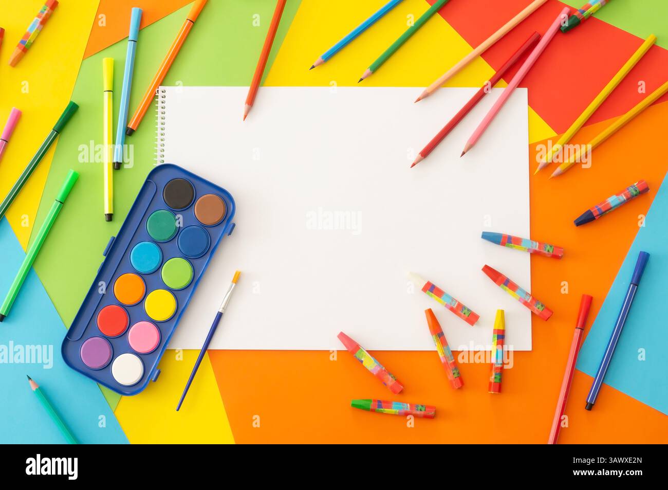 Crayons de couleur, crayons colorés, aquarelle et peinture pastel avec livre de dessin sur carton coloré, concept de peinture scolaire Banque D'Images