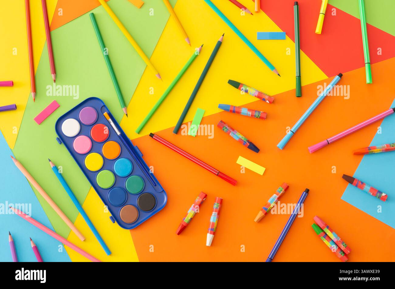 Crayons de couleur, crayons colorés, aquarelle et peinture pastel avec livre de dessin sur carton coloré, concept de peinture scolaire Banque D'Images