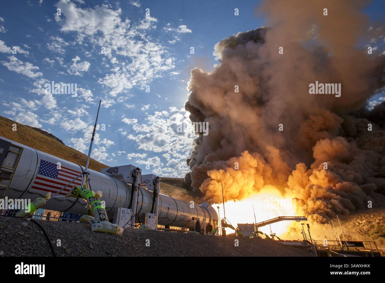 28 juin 2016 - Promontory, Utah, États-Unis - des flammes s'éteignent lors du deuxième et dernier essai moteur de qualification pour la fusée d'appoint Space Launch System aux installations d'essai Orbital ATK propulsion Systems le 28 juin 2016 à Promontory, Utah. Pendant le vol du système de lancement spatial, les boosters fourniront plus de 75 % de la poussée nécessaire pour échapper à l'attraction gravitationnelle de la Terre, première étape du voyage de la NASA vers mars. (Crédit image : © Bill Ingalls/NASA/ZUMAPRESS.com) Banque D'Images