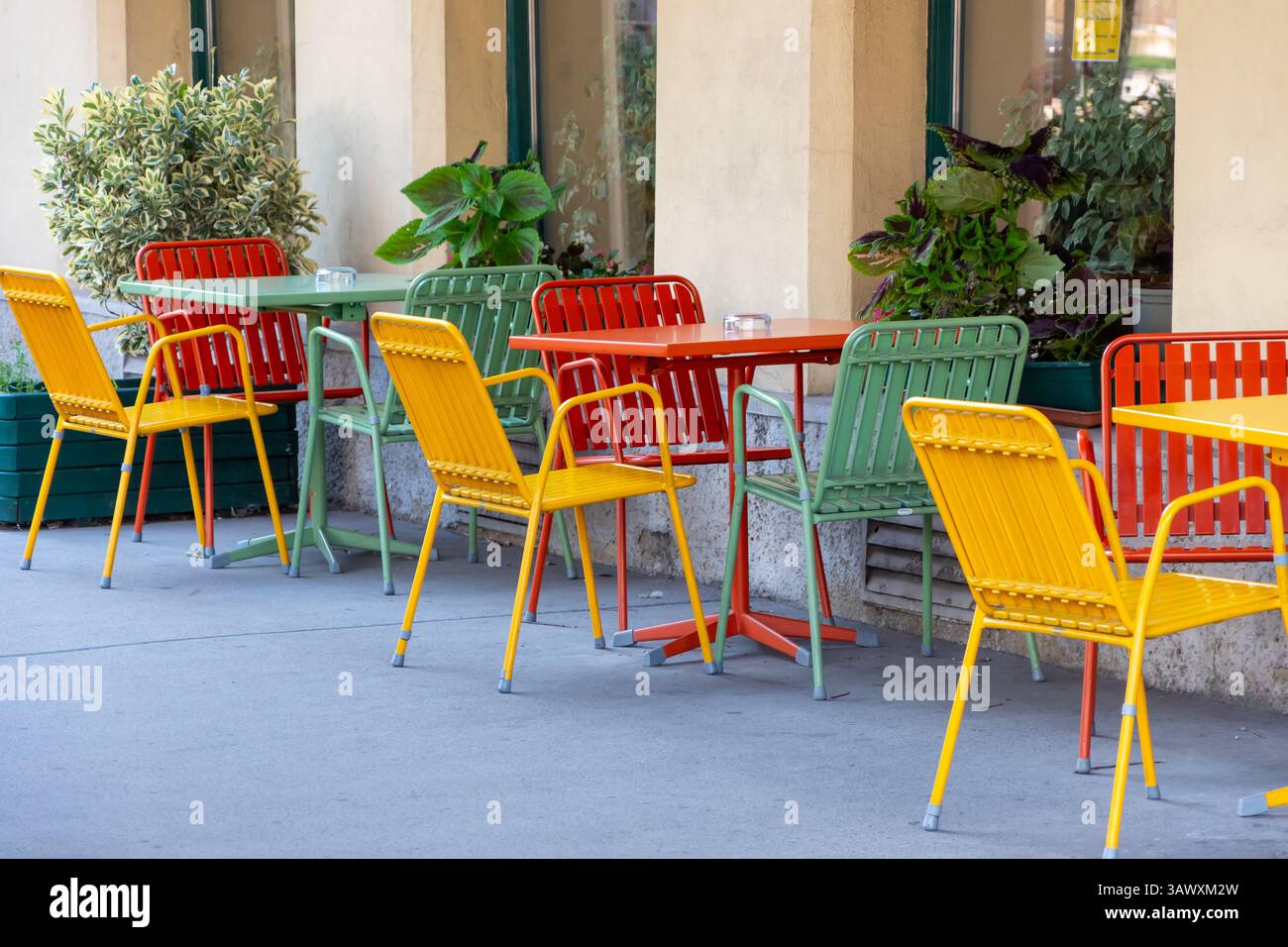 Un café extérieur avec tables et chaises sans clients Banque D'Images