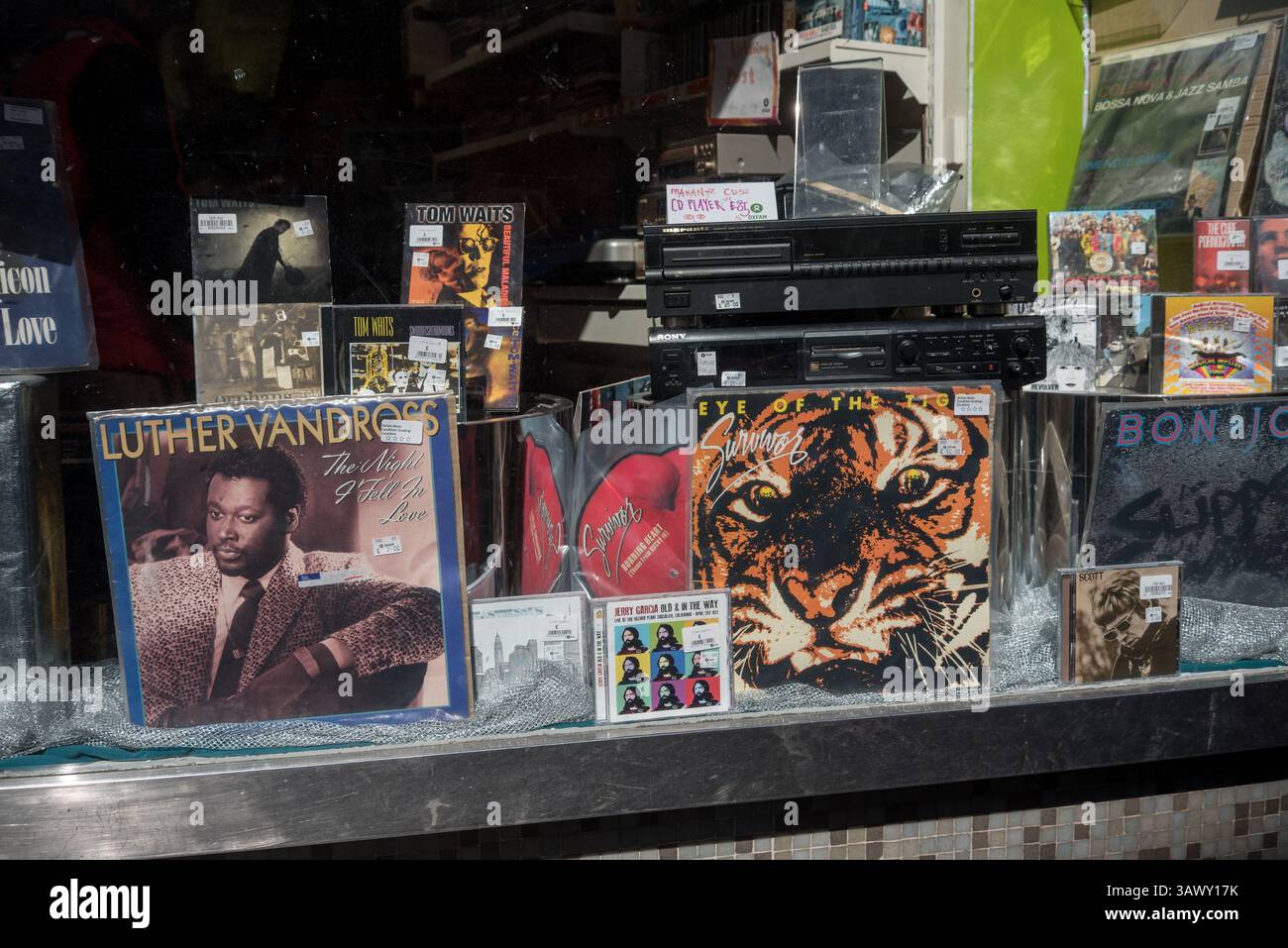 Disques, CD et lecteurs CD exposés dans la vitrine d'un magasin de charité à Stockbridge, Édimbourg, Écosse, Royaume-Uni. Banque D'Images