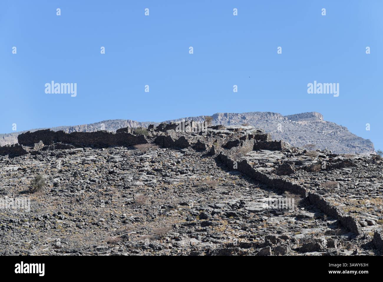 Village d'Al Nakhr. Reste ancienne colonie pré-islamique avec des ruines de mur de défense Banque D'Images