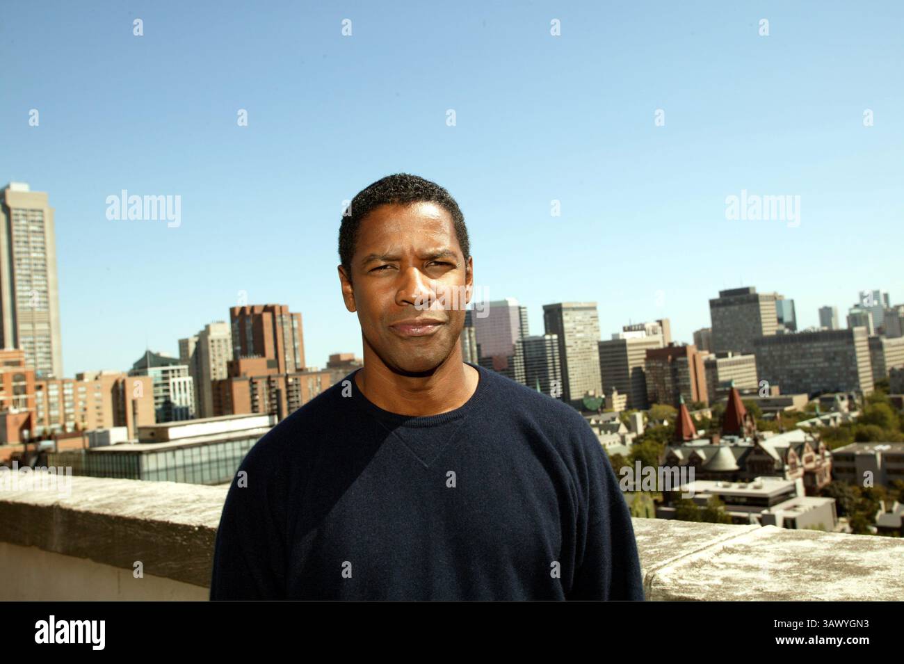 7 septembre 2003 - Toronto, Canada - DENZEL WASHINGTON fait la promotion de Out of Time au Festival du film de Toronto. Denzel Hayes Washington, Jr. (né le 28 décembre 1954) est un acteur, réalisateur et producteur américain. Il a reçu trois Golden Globe Awards, un Tony Award et deux Academy Awards : meilleur acteur dans un second rôle pour le film dramatique de guerre historique Glory (1989) et meilleur acteur pour son rôle de flic corrompu dans le thriller crime Training Day (2001). Washington a reçu beaucoup d'éloges de la critique pour son travail cinématographique depuis les années 1980, y compris ses représentations de personnages réels tels que South Banque D'Images