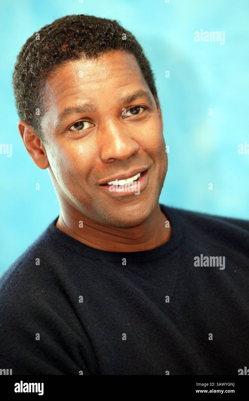 7 septembre 2003 - Toronto, Canada - DENZEL WASHINGTON fait la promotion de Out of Time au Festival du film de Toronto. Denzel Hayes Washington, Jr. (né le 28 décembre 1954) est un acteur, réalisateur et producteur américain. Il a reçu trois Golden Globe Awards, un Tony Award et deux Academy Awards : meilleur acteur dans un second rôle pour le film dramatique de guerre historique Glory (1989) et meilleur acteur pour son rôle de flic corrompu dans le thriller crime Training Day (2001). Washington a reçu beaucoup d'éloges de la critique pour son travail cinématographique depuis les années 1980, y compris ses représentations de personnages réels tels que South Banque D'Images