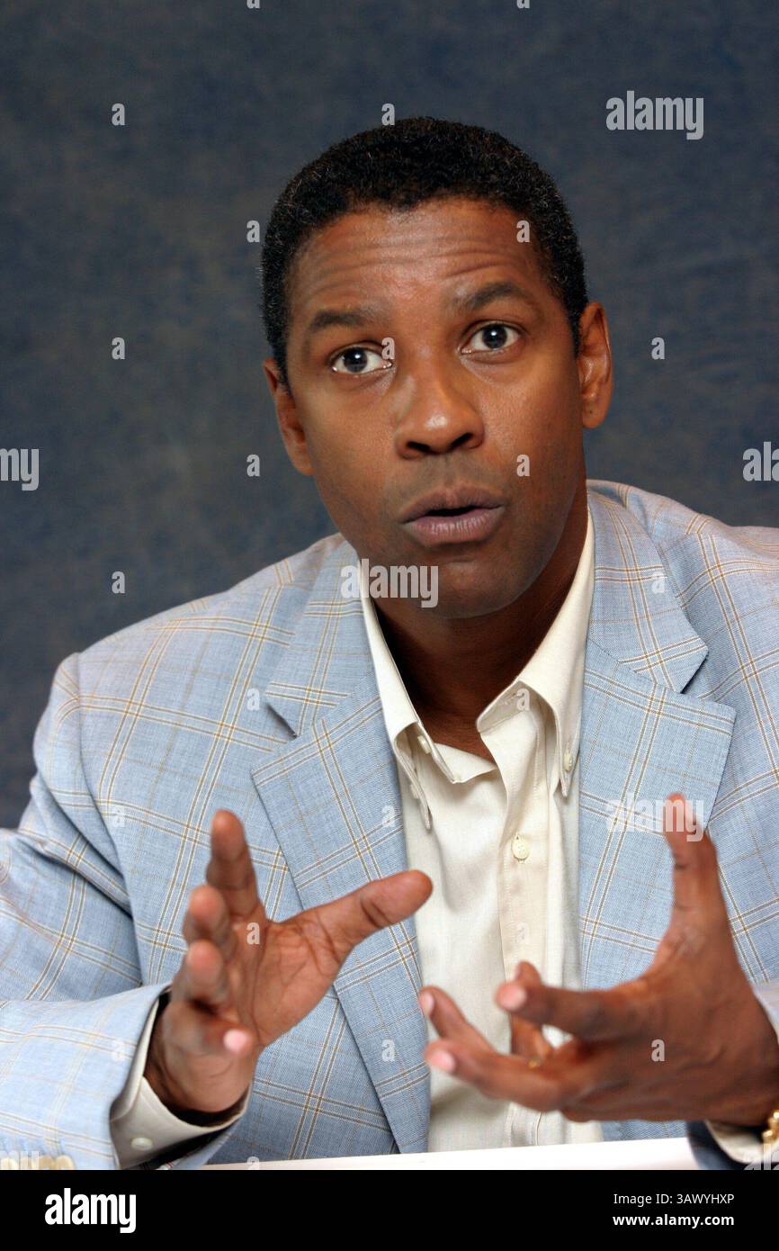 16 juillet 2004 - Hollywood, Californie, États-Unis - DENZEL WASHINGTON fait la promotion du candidat mandchurien Denzel Hayes Washington, Jr (né le 28 décembre 1954) est un acteur, réalisateur et producteur américain. Il a reçu trois Golden Globe Awards, un Tony Award et deux Academy Awards : meilleur acteur dans un second rôle pour le film dramatique de guerre historique Glory (1989) et meilleur acteur pour son rôle de flic corrompu dans le thriller crime Training Day (2001). Washington a reçu beaucoup d'éloges de la critique pour son travail cinématographique depuis les années 1980, y compris ses représentations de personnages réels tels que South African an Banque D'Images