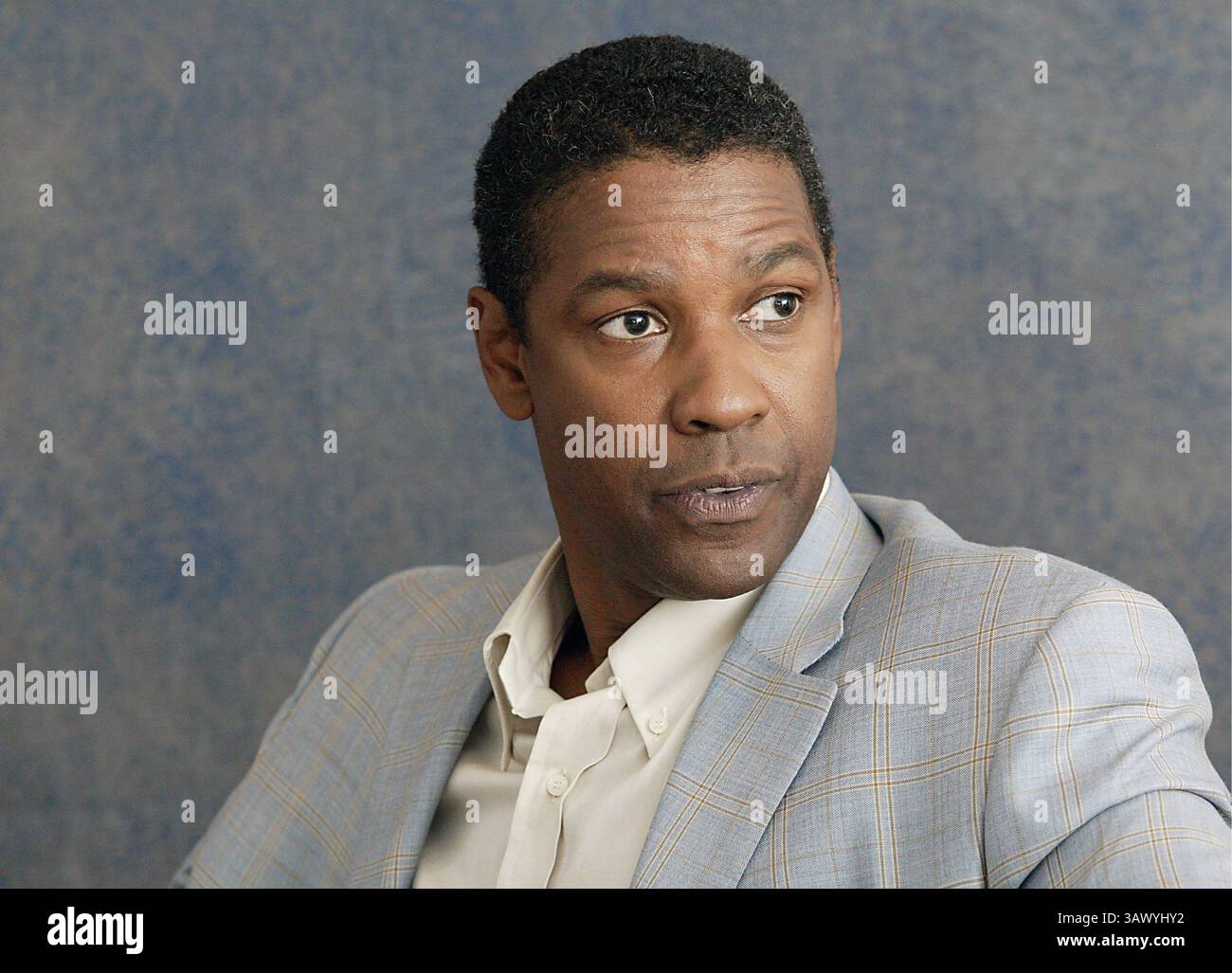 16 juillet 2004 - Hollywood, Californie, États-Unis - DENZEL WASHINGTON fait la promotion du candidat mandchurien Denzel Hayes Washington, Jr (né le 28 décembre 1954) est un acteur, réalisateur et producteur américain. Il a reçu trois Golden Globe Awards, un Tony Award et deux Academy Awards : meilleur acteur dans un second rôle pour le film dramatique de guerre historique Glory (1989) et meilleur acteur pour son rôle de flic corrompu dans le thriller crime Training Day (2001). Washington a reçu beaucoup d'éloges de la critique pour son travail cinématographique depuis les années 1980, y compris ses représentations de personnages réels tels que South African an Banque D'Images