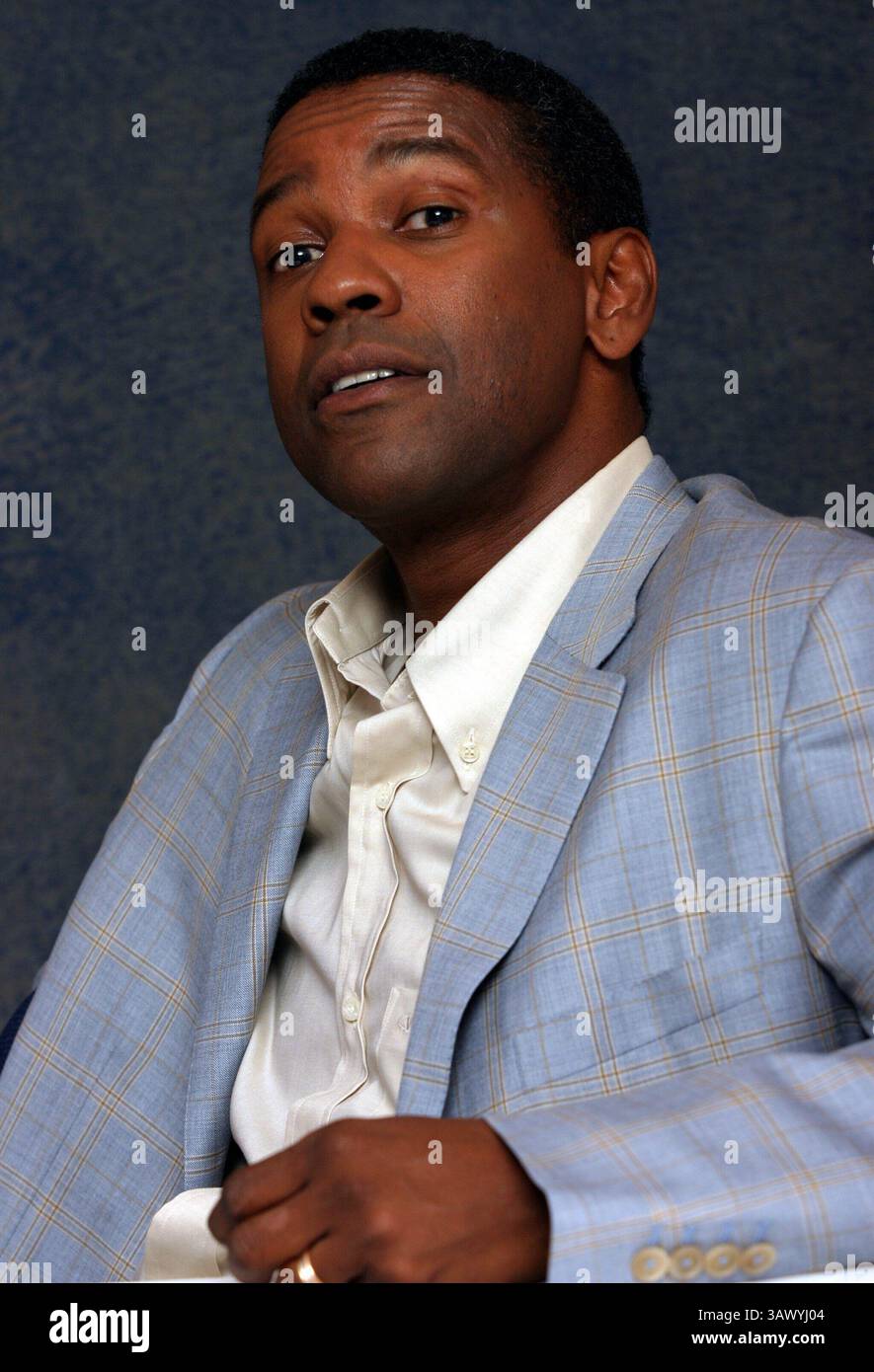 16 juillet 2004 - Hollywood, Californie, États-Unis - DENZEL WASHINGTON fait la promotion du candidat mandchurien Denzel Hayes Washington, Jr (né le 28 décembre 1954) est un acteur, réalisateur et producteur américain. Il a reçu trois Golden Globe Awards, un Tony Award et deux Academy Awards : meilleur acteur dans un second rôle pour le film dramatique de guerre historique Glory (1989) et meilleur acteur pour son rôle de flic corrompu dans le thriller crime Training Day (2001). Washington a reçu beaucoup d'éloges de la critique pour son travail cinématographique depuis les années 1980, y compris ses représentations de personnages réels tels que South African an Banque D'Images