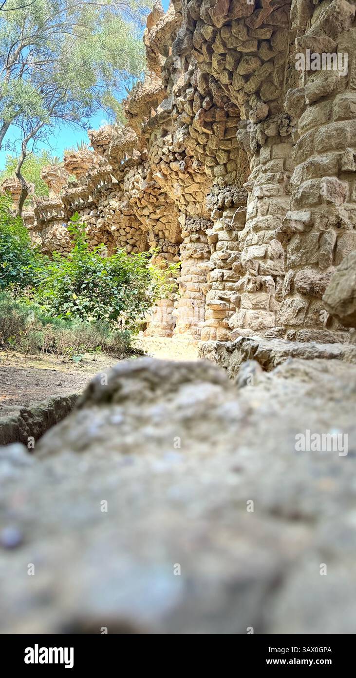 Archway en pierre dans le parc Güell, Barcelone – Un mélange de nature et d'art architectural de Gaudí. - Image de stock capturée avec un smartphone