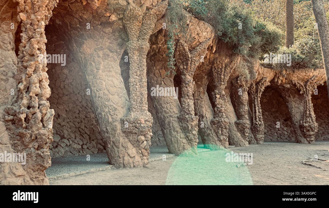 Colonnes et arches en pierre dans le parc Güell, Barcelone - Image de stock capturée avec un smartphone