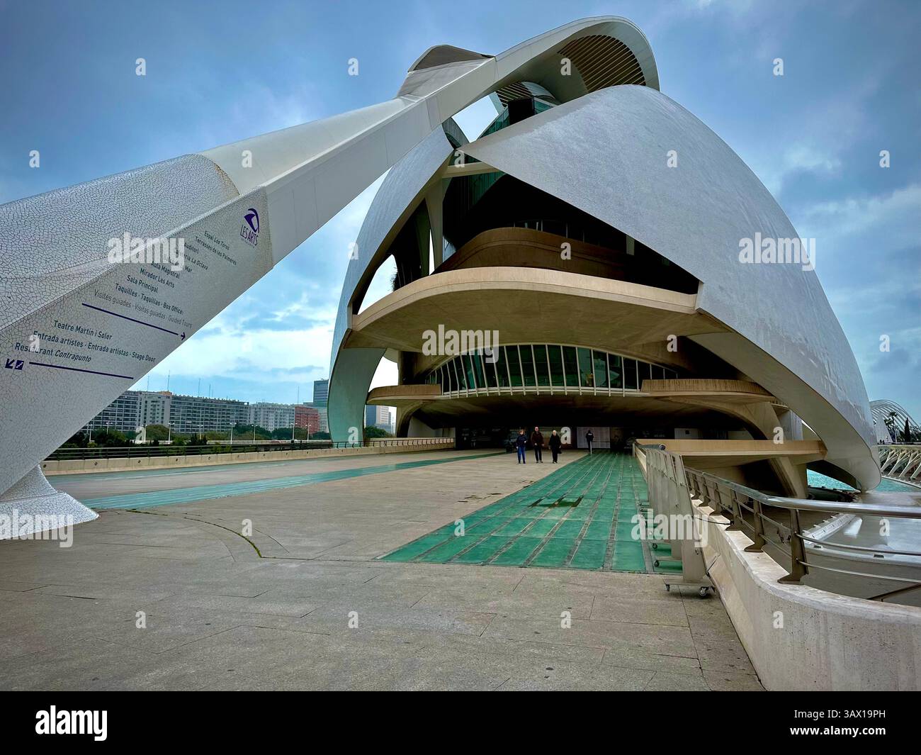 Entrée à l'Opéra de Valence avec ses courbes architecturales et son importance culturelle. - Image de stock capturée avec un smartphone