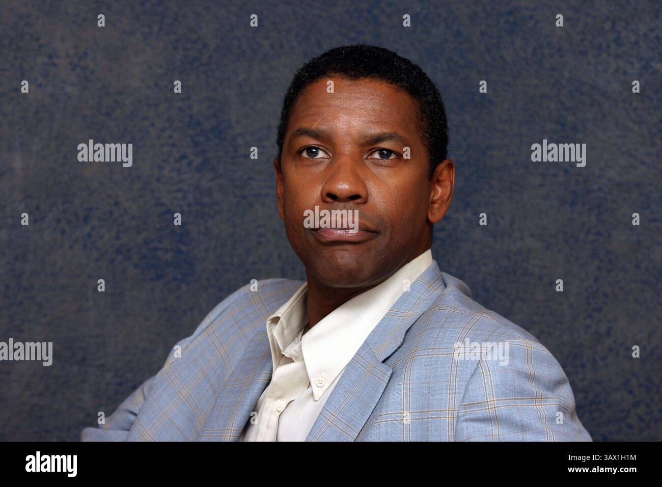 16 juillet 2004 - Hollywood, Californie, États-Unis - DENZEL WASHINGTON fait la promotion du candidat mandchurien Denzel Hayes Washington, Jr (né le 28 décembre 1954) est un acteur, réalisateur et producteur américain. Il a reçu trois Golden Globe Awards, un Tony Award et deux Academy Awards : meilleur acteur dans un second rôle pour le film dramatique de guerre historique Glory (1989) et meilleur acteur pour son rôle de flic corrompu dans le thriller crime Training Day (2001). Washington a reçu beaucoup d'éloges de la critique pour son travail cinématographique depuis les années 1980, y compris ses représentations de personnages réels tels que South African an Banque D'Images