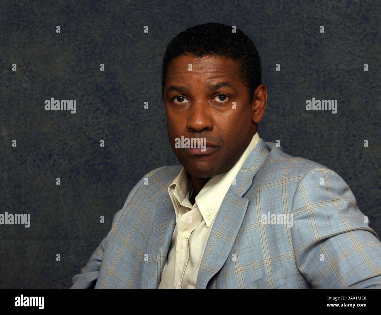 16 juillet 2004 - Hollywood, Californie, États-Unis - DENZEL WASHINGTON fait la promotion du candidat mandchurien Denzel Hayes Washington, Jr (né le 28 décembre 1954) est un acteur, réalisateur et producteur américain. Il a reçu trois Golden Globe Awards, un Tony Award et deux Academy Awards : meilleur acteur dans un second rôle pour le film dramatique de guerre historique Glory (1989) et meilleur acteur pour son rôle de flic corrompu dans le thriller crime Training Day (2001). Washington a reçu beaucoup d'éloges de la critique pour son travail cinématographique depuis les années 1980, y compris ses représentations de personnages réels tels que South African an Banque D'Images