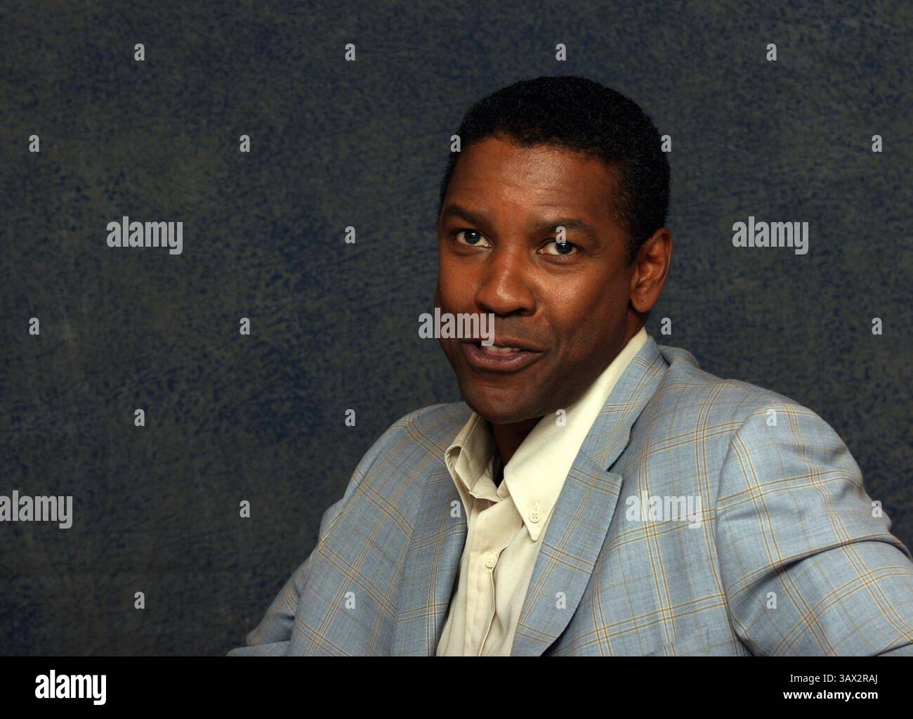 16 juillet 2004 - Hollywood, Californie, États-Unis - DENZEL WASHINGTON fait la promotion du candidat mandchurien Denzel Hayes Washington, Jr (né le 28 décembre 1954) est un acteur, réalisateur et producteur américain. Il a reçu trois Golden Globe Awards, un Tony Award et deux Academy Awards : meilleur acteur dans un second rôle pour le film dramatique de guerre historique Glory (1989) et meilleur acteur pour son rôle de flic corrompu dans le thriller crime Training Day (2001). Washington a reçu beaucoup d'éloges de la critique pour son travail cinématographique depuis les années 1980, y compris ses représentations de personnages réels tels que South African an Banque D'Images