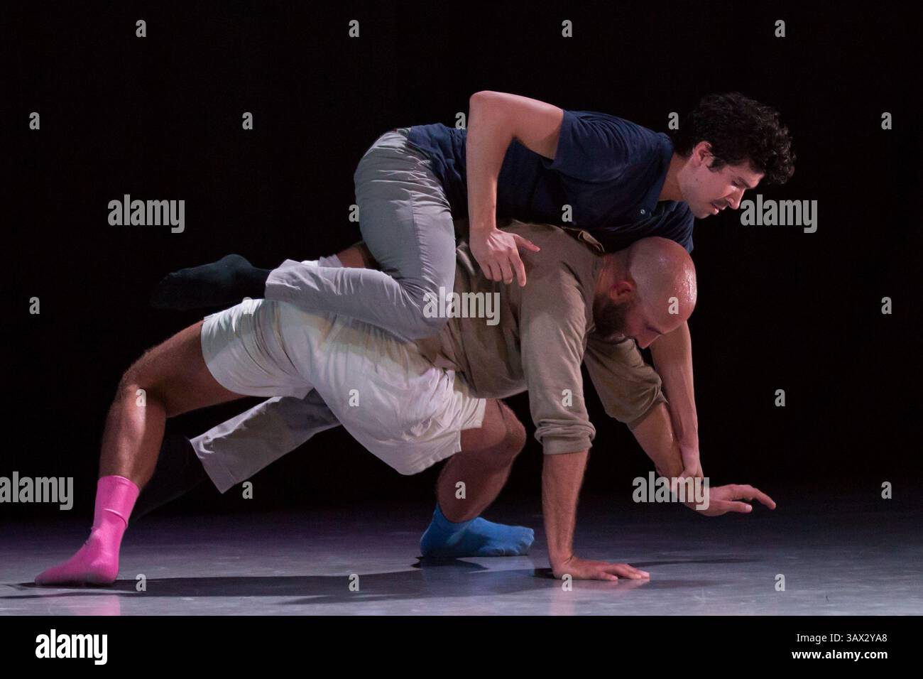 25 juin 2016 - Kansas City, Missouri, U. S - le Kansas City Dance Festival présente ''The Nexus Project'' de la compagnie de danse moderne, les Cambrians. ''The Nexus Project'' est chorégraphié et dansé par Benjamin Holliday Wardell jumelé avec Michel Rodriguez Cintra. ''The Nexus Project'' est composé de plusieurs récits voix off sur le thème des relations amoureuses qui alternent entre lutte et accomplissement, passion et désintérêt, humour et humanité, banal et spirituel. Sur la photo est le récit final où un danseur - Michel Cintra (ci-dessus) - doit toujours rester élevé witho Banque D'Images