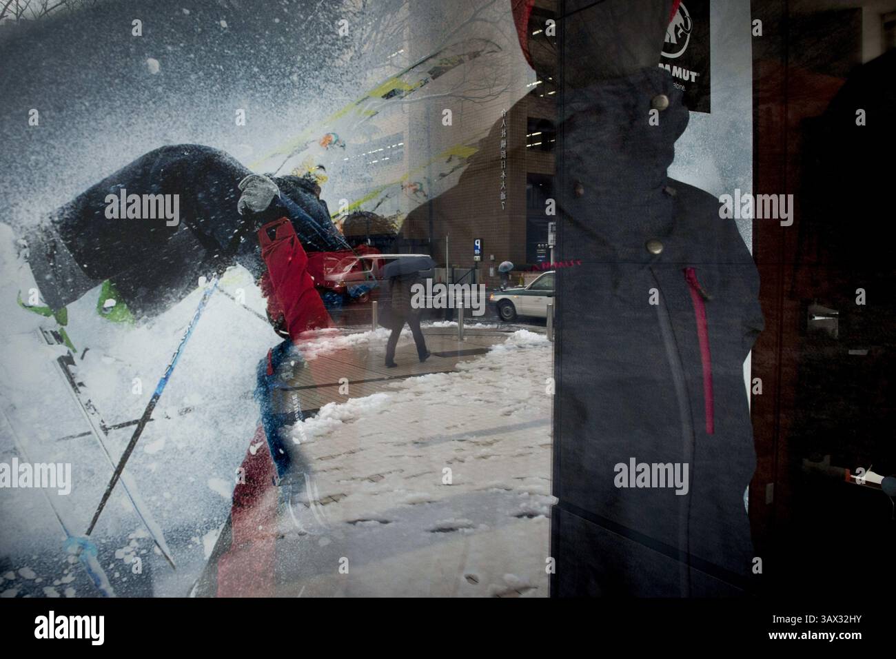 17 janvier 2016 - Tokyo, Japon - la neige est tombée dans certaines parties de l'est et du nord-est du Japon tôt lundi, avec des chutes de neige atteignant 6 centimètres dans le centre-ville de Tokyo et des systèmes de transport perturbés. La neige a temporairement mis à rude épreuve les services de trains à grande vitesse sur la ligne Tokaido Shinkansen et a entraîné la suspension de l'exploitation de trains express limités reliant Tokyo et Nagano et l'annulation de certains vols intérieurs. (Crédit image : © Alessandro Di Ciommo via ZUMA Wire) Banque D'Images