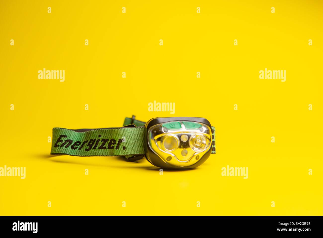 Lampe frontale rechargeable Energizer sur fond jaune Banque D'Images