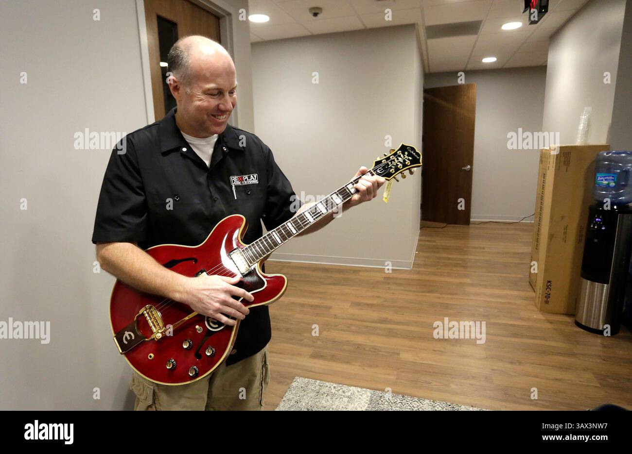 21 juillet 2016 - Tampa, Floride, États-Unis - JAMES BORCHUCK | Times. Replay Music Exchange dans le Britton Plaza vendra plus de 400 guitares neuves et d'occasion et plus de 10 marques d'amplis. Le propriétaire du magasin Kyle Bailey montre un Sheraton Epiphany 1966 unique en son genre qui est à vendre pour $19,999. (Crédit image : © James Borchuck/Tampa Bay Times via ZUMA Wire) Banque D'Images