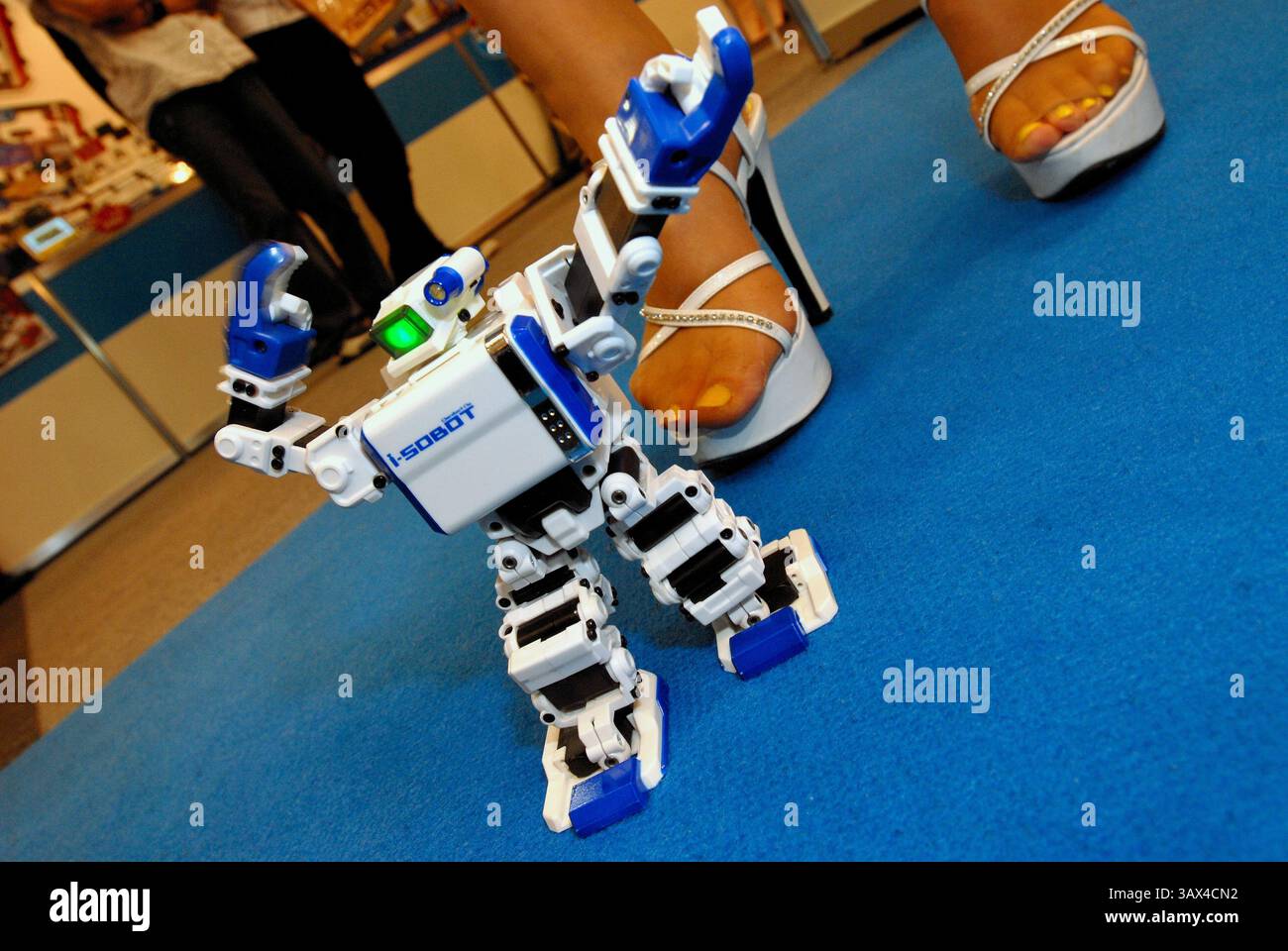 Un mannequin danse avec le micro robot humanoïde i-Sobot de Takara Tomy lors d'un spectacle de jouets à Tokyo, au Japon. Photographe : Robert Gilhooly Banque D'Images