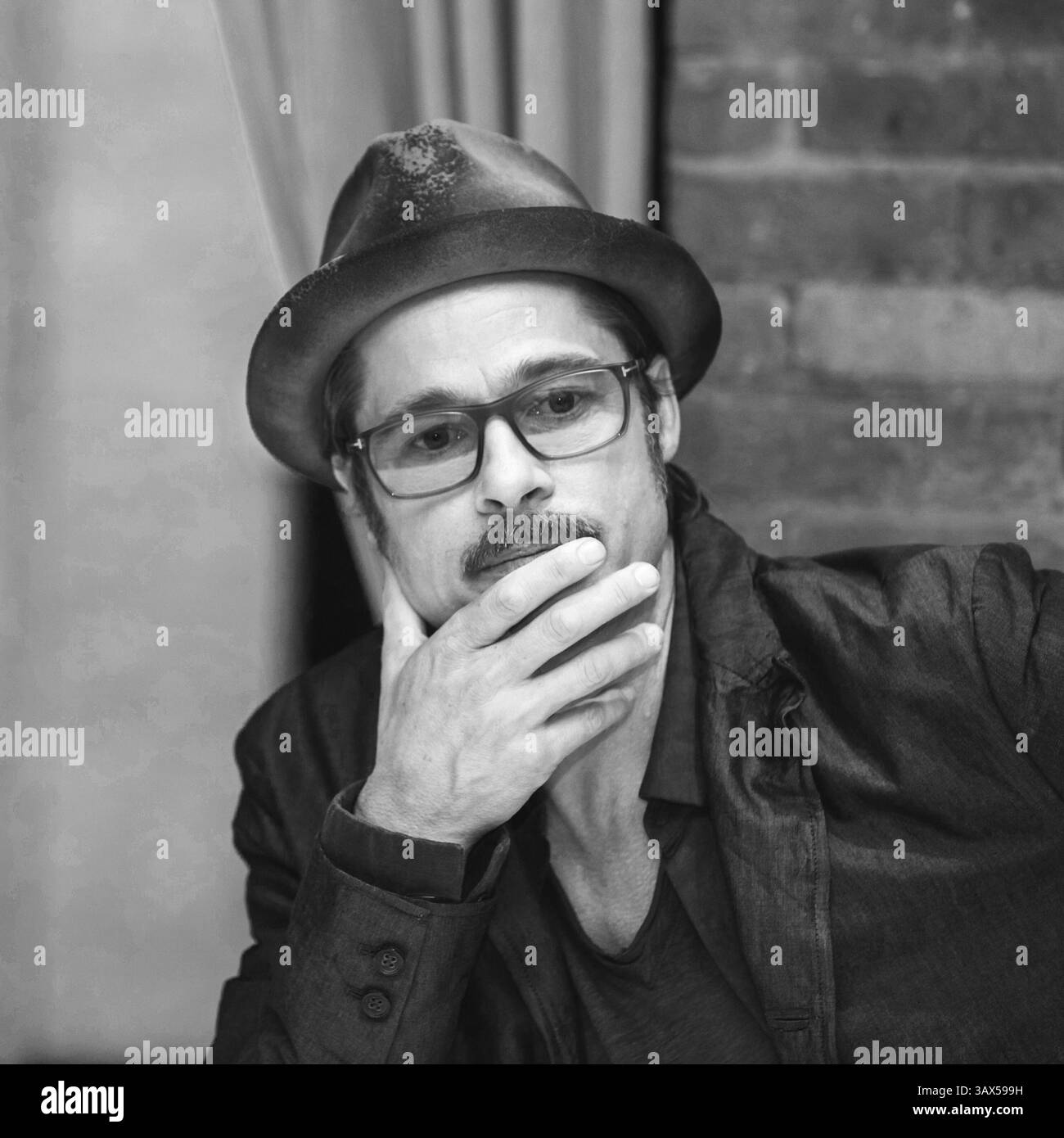 14 octobre 2014 - New York, New York, États-Unis - BRAD PITT fait la promotion de la fureur. William Bradley Pitt William Bradley Pitt (né le 18 décembre 1963) est un acteur et producteur américain. Il a reçu de nombreux prix et nominations, dont un Oscar en tant que producteur sous sa propre compagnie Plan B Entertainment. Movie List : Thelma & Louise (1991), A River Runs Through It (1992), Legends of the Fall (1994), interview with the Vampire (1994), Seven and 12 Monkeys (tous deux en 1995), ce dernier lui valant un Golden Globe Award du meilleur acteur dans un second rôle et une nomination aux Oscars. Film culte Fight Club (1999), Ocean's Eleven (20 Banque D'Images