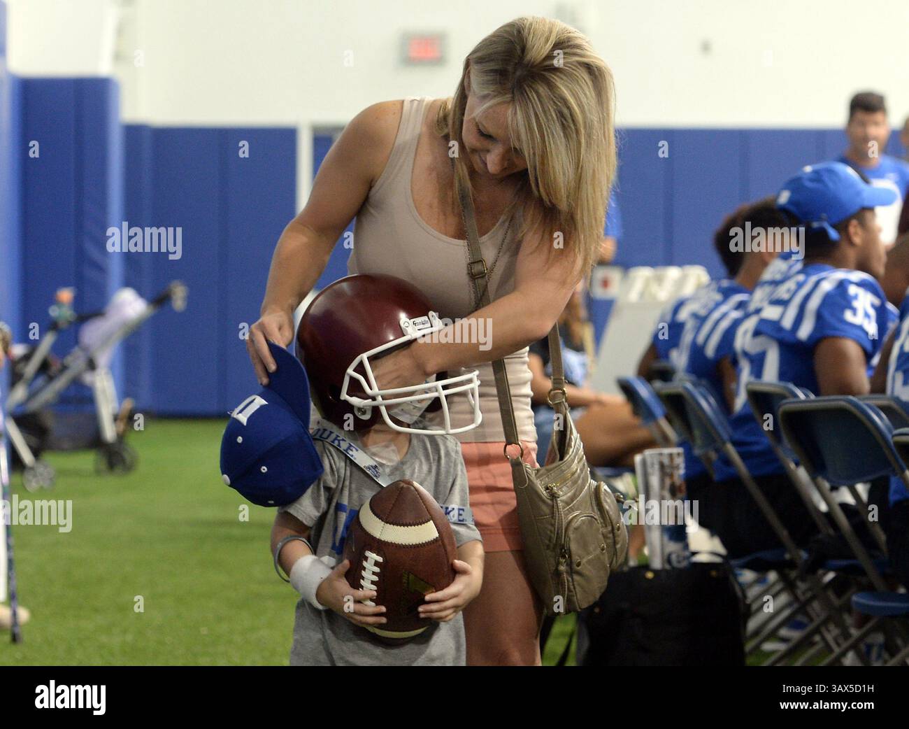 20 août 2016 - Durham, Caroline du Nord, États-Unis - Natalie Prescott ajuste la tête de son fils Beckham Prescott dans son casque de football Arkansas Razorback alors qu'il assiste à la journée ''Meet the Devils'' au stade Wallace Wade le 20 août 2016 à Durham, N.C. (crédit image : © Chuck Liddy/TNS via ZUMA Wire) Banque D'Images