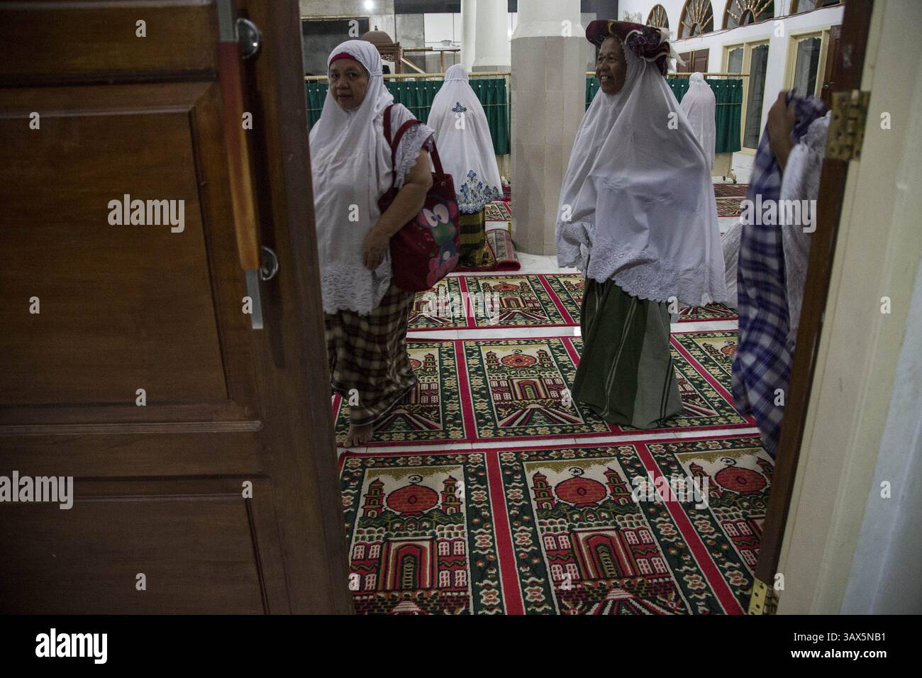 29 août 2016 - Sumatera Ouest, Sumatera Ouest, Indonésie - Padang, Sumatera Ouest, 29 août 2016 : les gens et la beauté de sumatera Ouest. Sumatra Ouest (en indonésien : Sumatera Barat, en abrégé Sumbar, Minangkabau : Sumatera Baraik) est une province de l'Indonésie. Il se trouve sur la côte ouest de l'île de Sumatra. La dernière estimation officielle pour janvier 2014 fait état d'une population de 5 098 790 habitants. Sumatra Ouest est subdivisé en 12 régences et sept villes. Elle compte relativement plus de villes que d'autres provinces d'Indonésie, à l'exception de la province de Java. Sa capitale est Padang. (Crédit image : © Donal Husni vi Banque D'Images