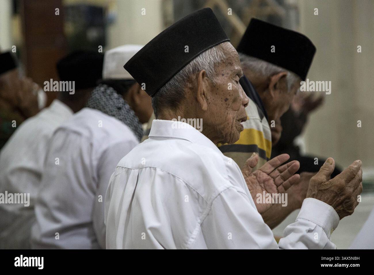 29 août 2016 - Sumatera Ouest, Sumatera Ouest, Indonésie - Padang, Sumatera Ouest, 29 août 2016 : les gens et la beauté de sumatera Ouest. Sumatra Ouest (en indonésien : Sumatera Barat, en abrégé Sumbar, Minangkabau : Sumatera Baraik) est une province de l'Indonésie. Il se trouve sur la côte ouest de l'île de Sumatra. La dernière estimation officielle pour janvier 2014 fait état d'une population de 5 098 790 habitants. Sumatra Ouest est subdivisé en 12 régences et sept villes. Elle compte relativement plus de villes que d'autres provinces d'Indonésie, à l'exception de la province de Java. Sa capitale est Padang. (Crédit image : © Donal Husni vi Banque D'Images